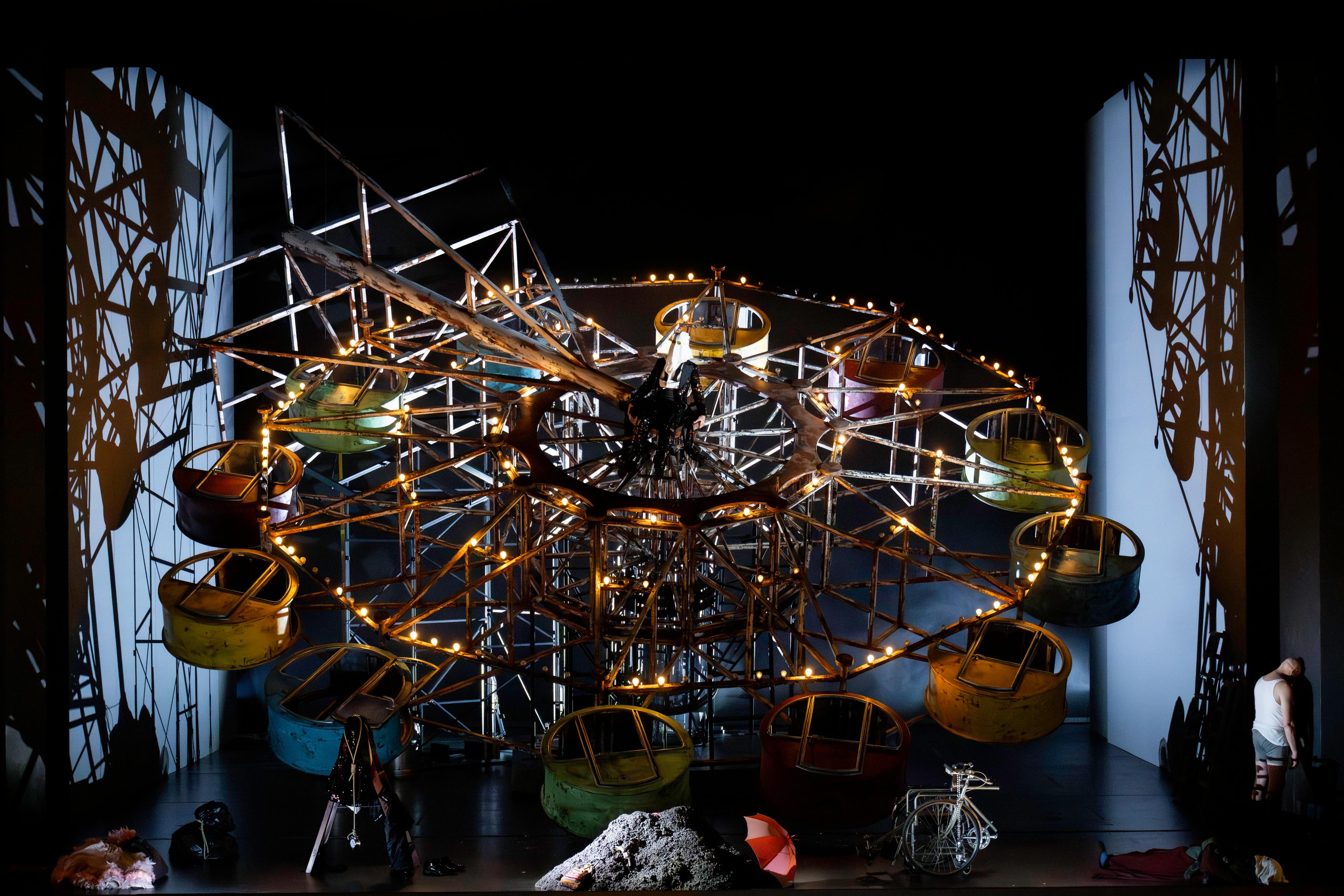 Bo Skovhus als Clov und Laurent Naouri als Hamm in „Fin de Partie“ an der Staatsoper Unter den Linden. Foto Monika Rittershaus