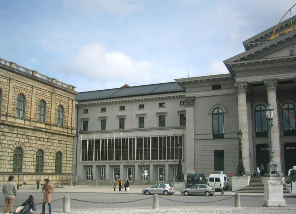 Residenztheater (eröffnet 1951) am Max-Joseph-Platz, München, Bayern, Deutschland