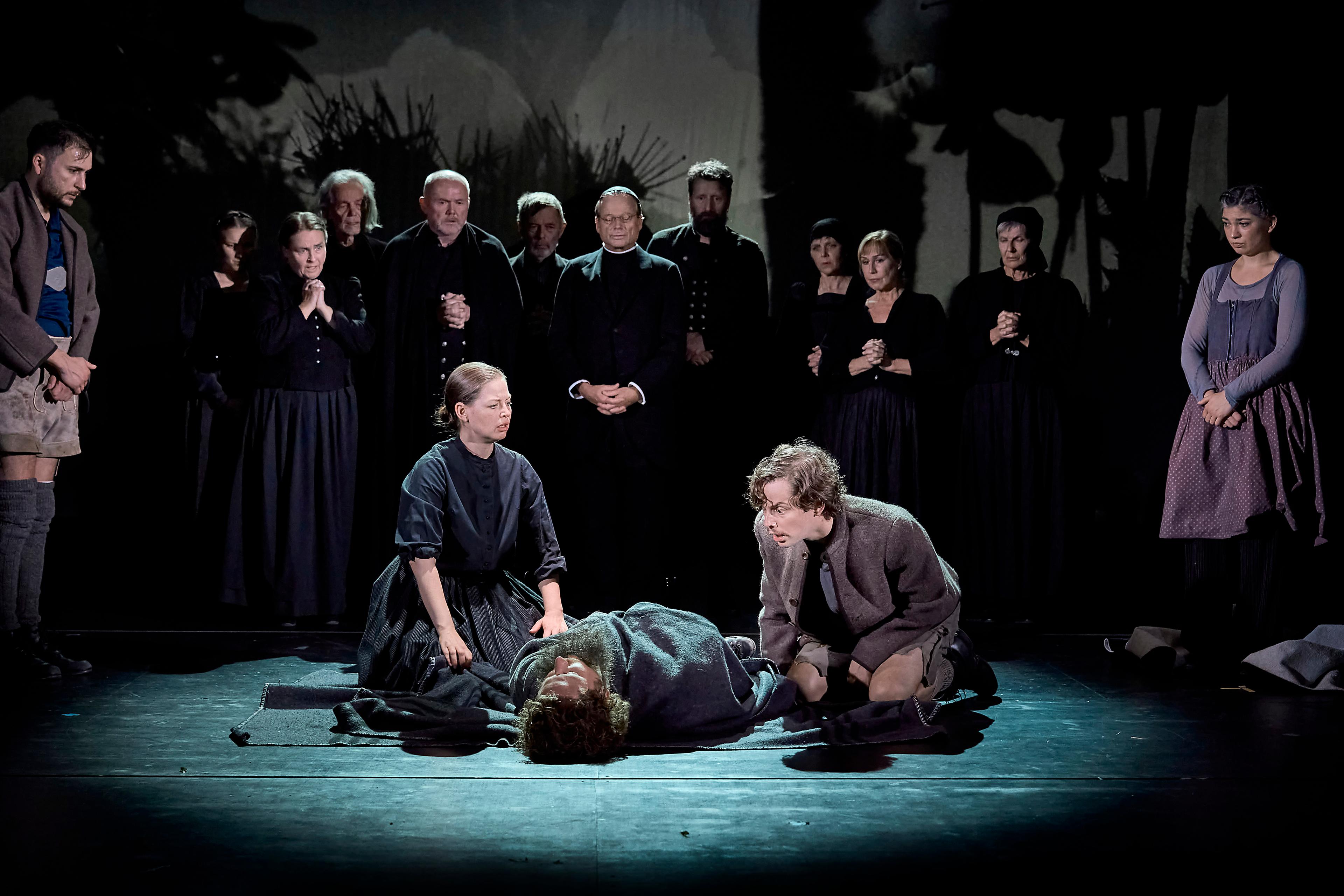 „Aus seinem Leben“ in der Regie von Stefan Otteni am Vorarlberger Landestheater arbeitet neben dem Ensemble des Hauses mit neun Laiendarsteller:innen. Foto Anja Köhler