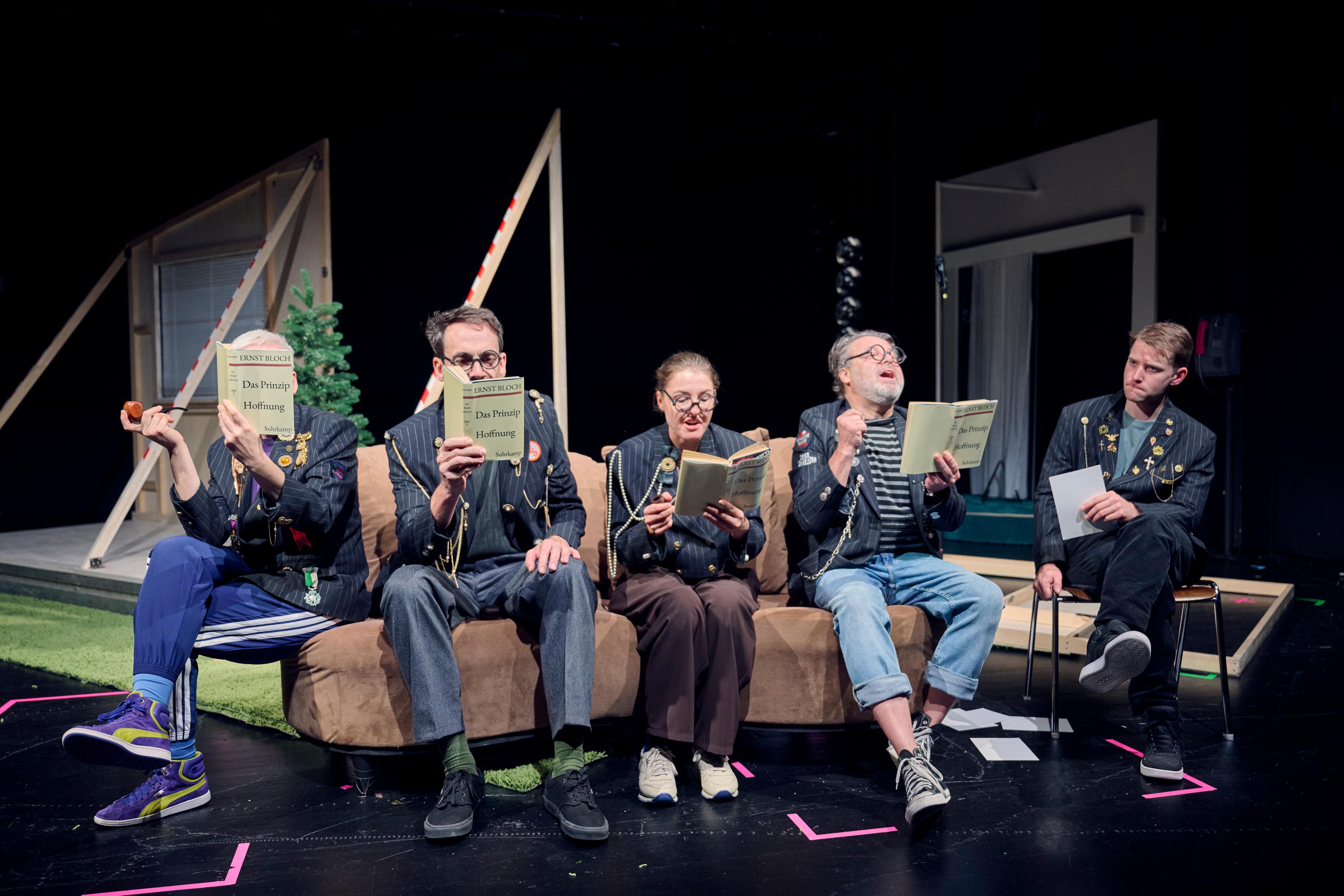 Die Vielschichtigkeit des Heimatbegriffs: „…worin noch niemand war“ in der Regie von Sascha Flocken am Landestheater Tübingen. Foto Martin Siegmund