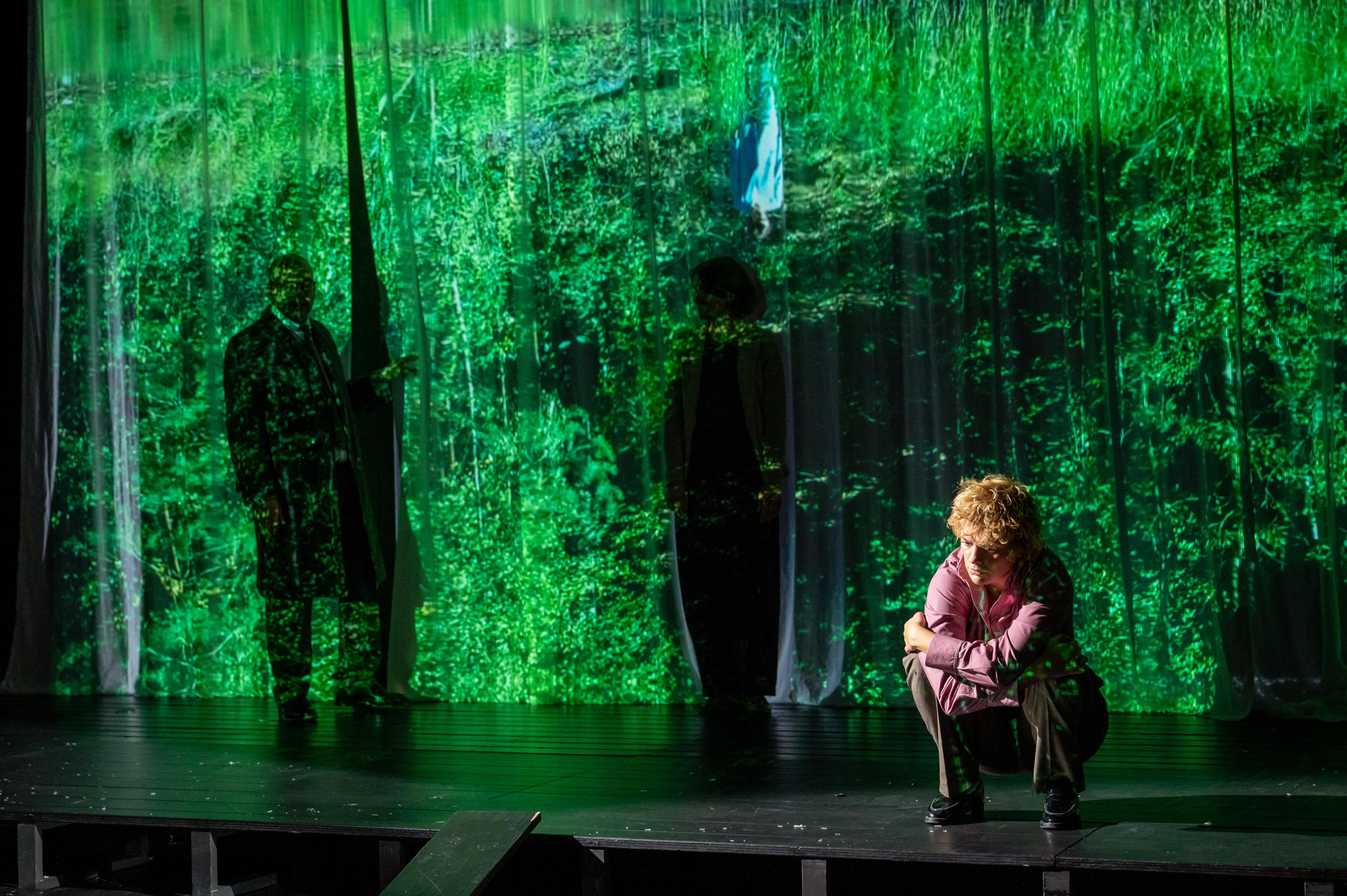 Lou von Gündell, Rebecca Klingenberg und Gerd Zinck in „Die Wildente“ in der Regie von Shirin Khodadadian am Deutschen Theater Göttingen. Foto Thomas Müller