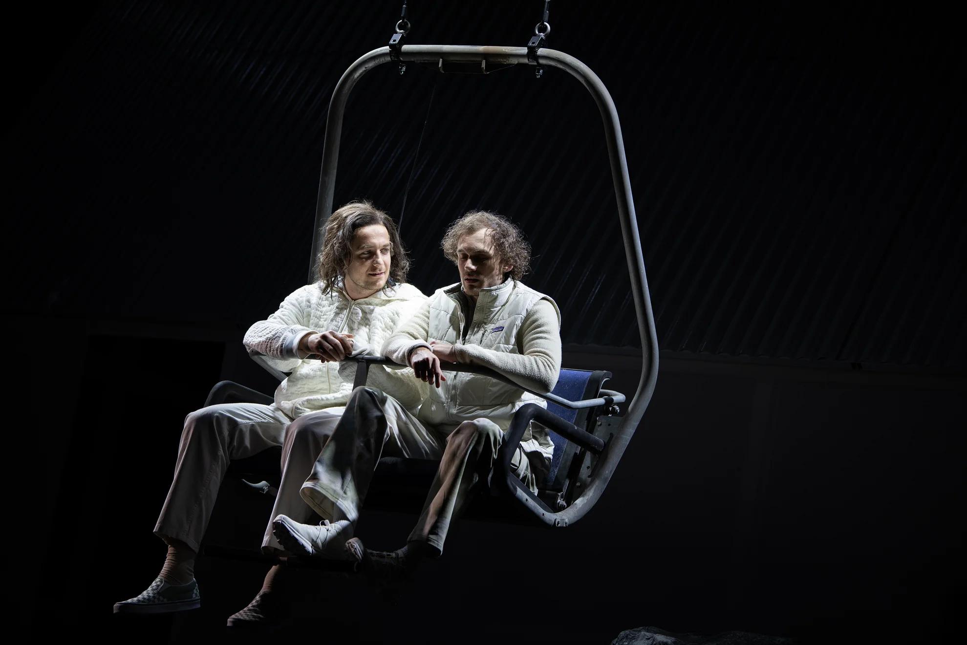 Giftler im Lift: „Verschwinden in Lawinen“ nach dem gleichnamigen Roman von Robert Prosser, Regie Mira Stadler, Bühne Jenny Schleif, Kostüme Monika Lechner, Musik Lan Sticker. Foto Cordula Treml