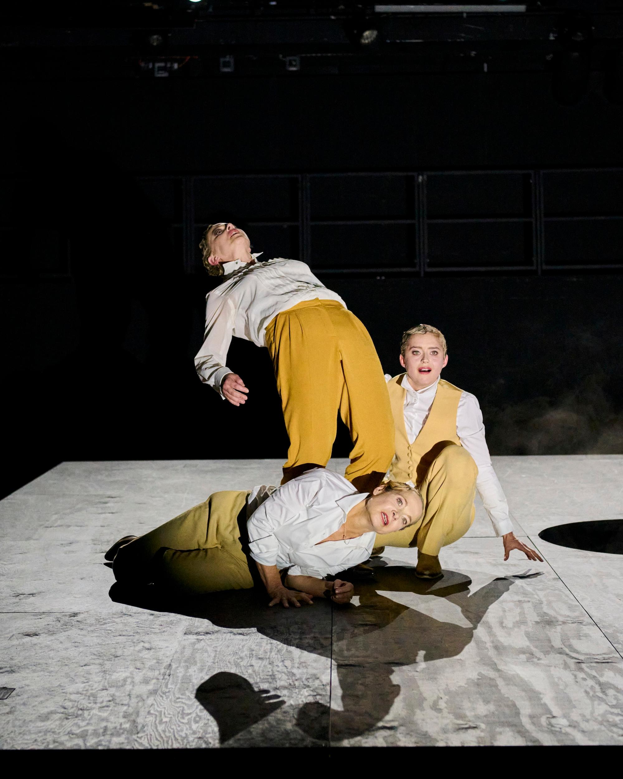 Zwischen geschwenkten Cognacgläsern und den sanften Klängen eines Flügels bricht die Härte der globalen, kolonialen Wirtschaft ein: „Trophäe“ von Gaea Schoeters in einer Bühnenadaption von Felicitas Züricher und Roger Vontobel in der Regie von Roger Vontobel an den Bühnen Bern.