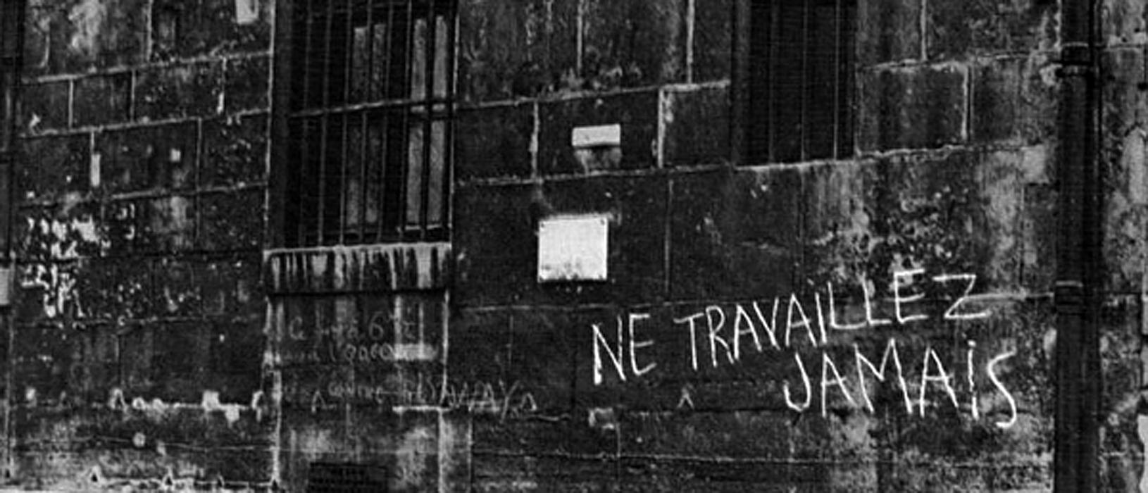 „Ne travaillez jamais“ (Arbeit? Niemals!), 1953 malte Debord diese Parole an eine Wand in der Rue de Seine von Paris