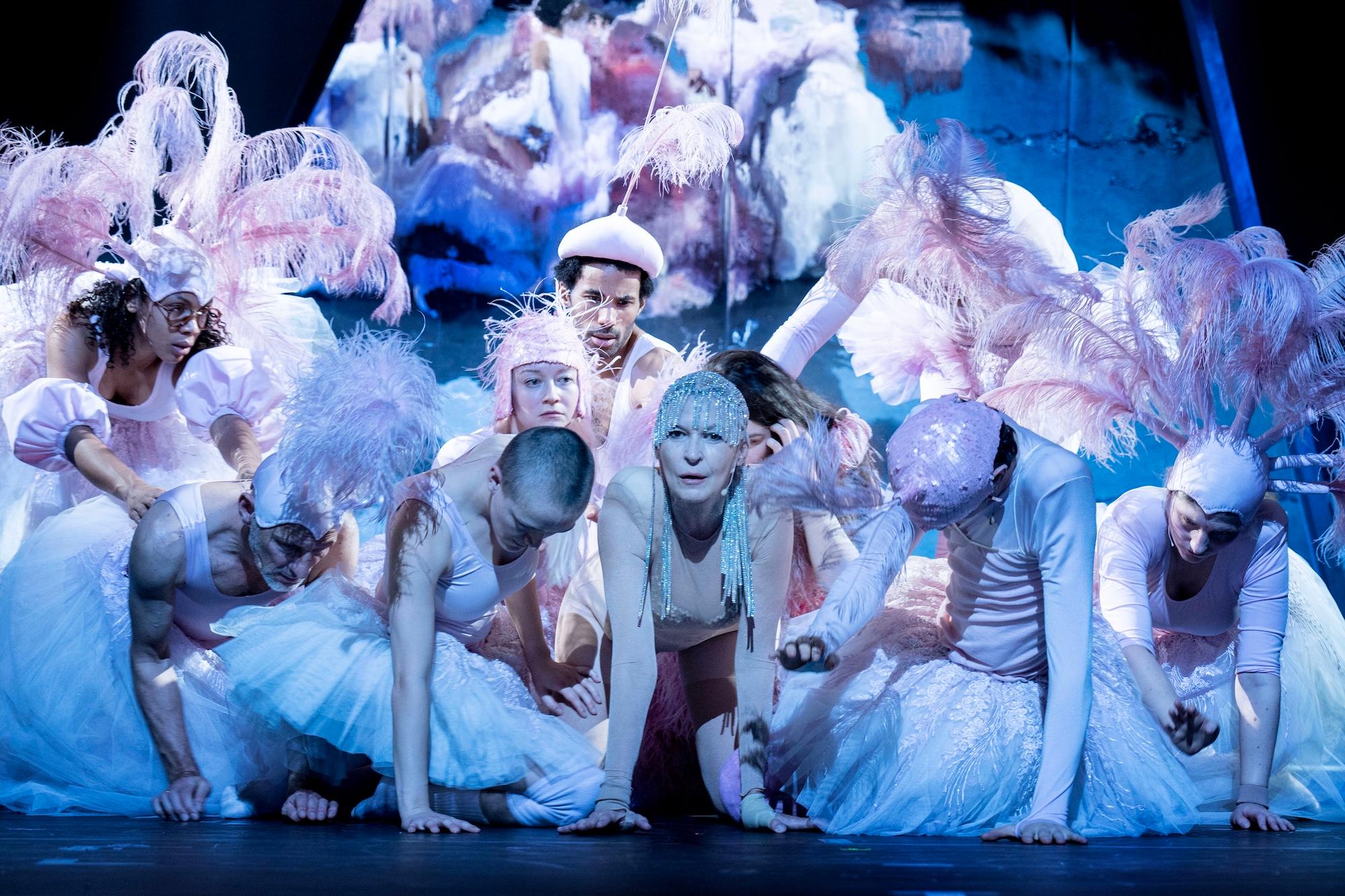 Eine Compagnie tanzt sich durch Probenkrisen, Machtkämpfe und Weltuntergangsbilder auf der Suche nach einer Hoffnung, die handlungsfähig macht: „Hope“ von Guy Weizman mit Texten von Maria Milisavljević am Thalia Theater Hamburg.