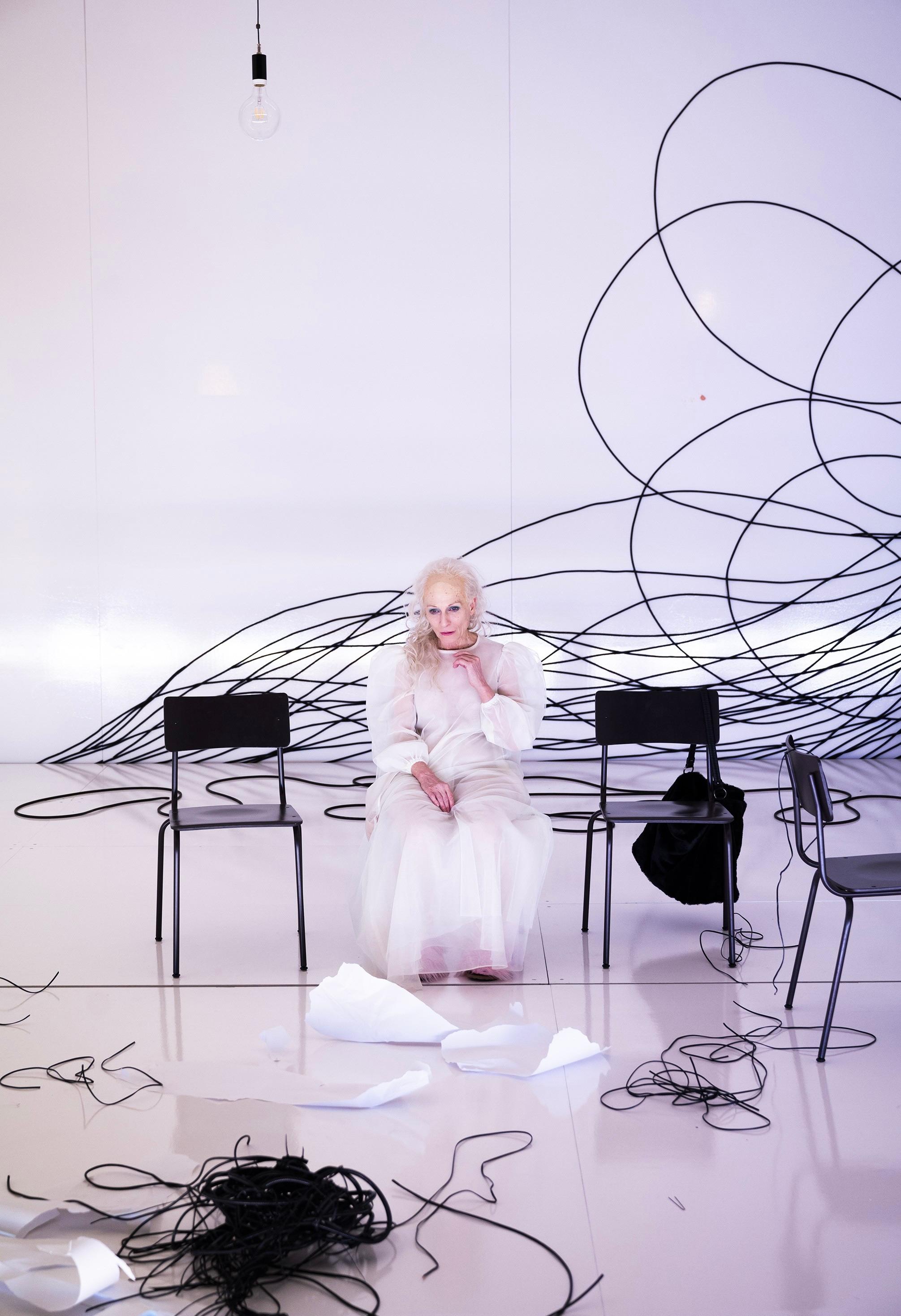 Katja Gaudard in „Der Girschkarten“ von Lukas Rietzschel (UA) in der Regie von Enrico Lübbe am Schauspiel Leipzig. Foto Rolf Arnold