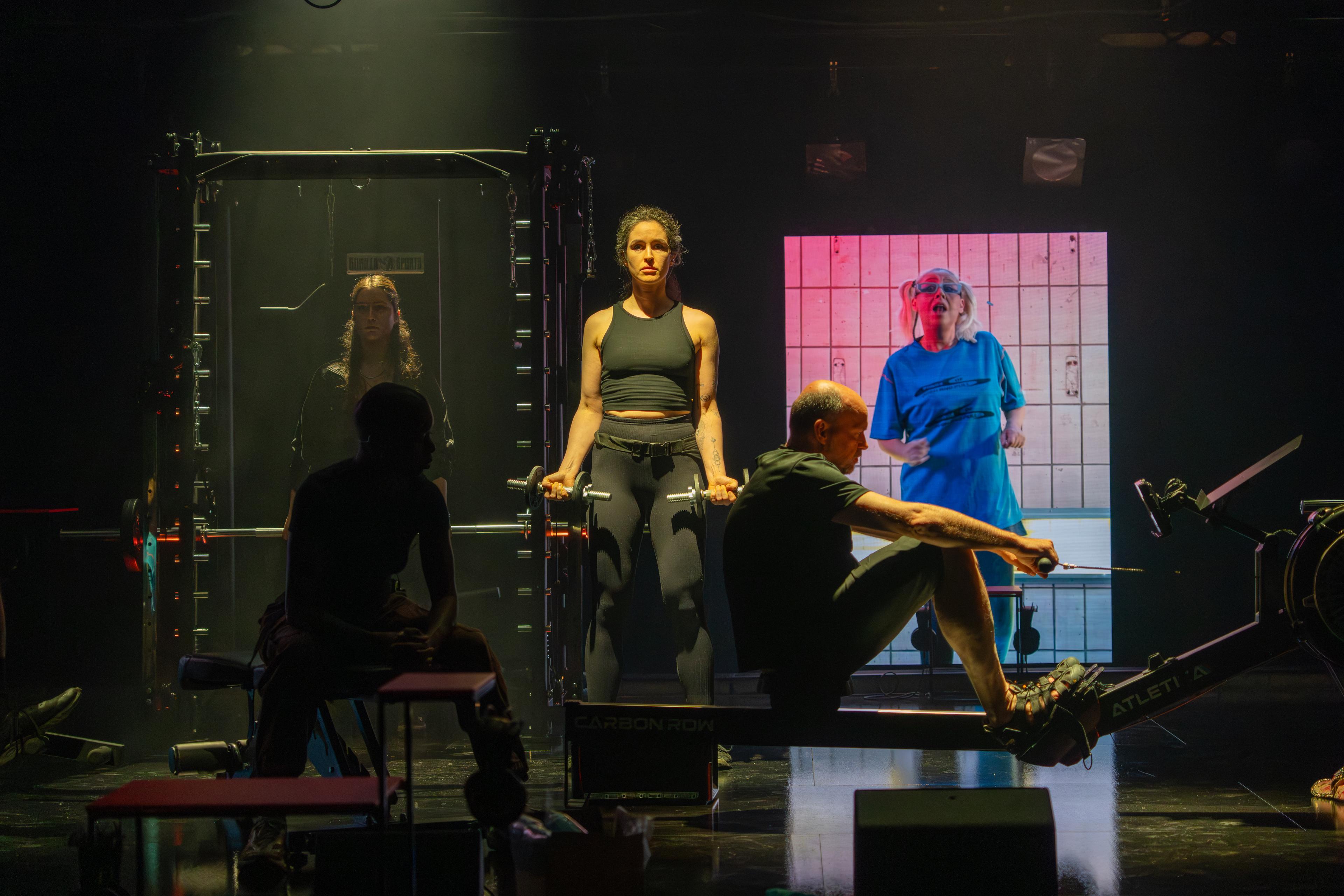 „Sweat. Songs of Push and Pull“ von Daniel Wetzel (Rimini Protokoll) im Radial system Berlin. Foto Lilli Kuschel