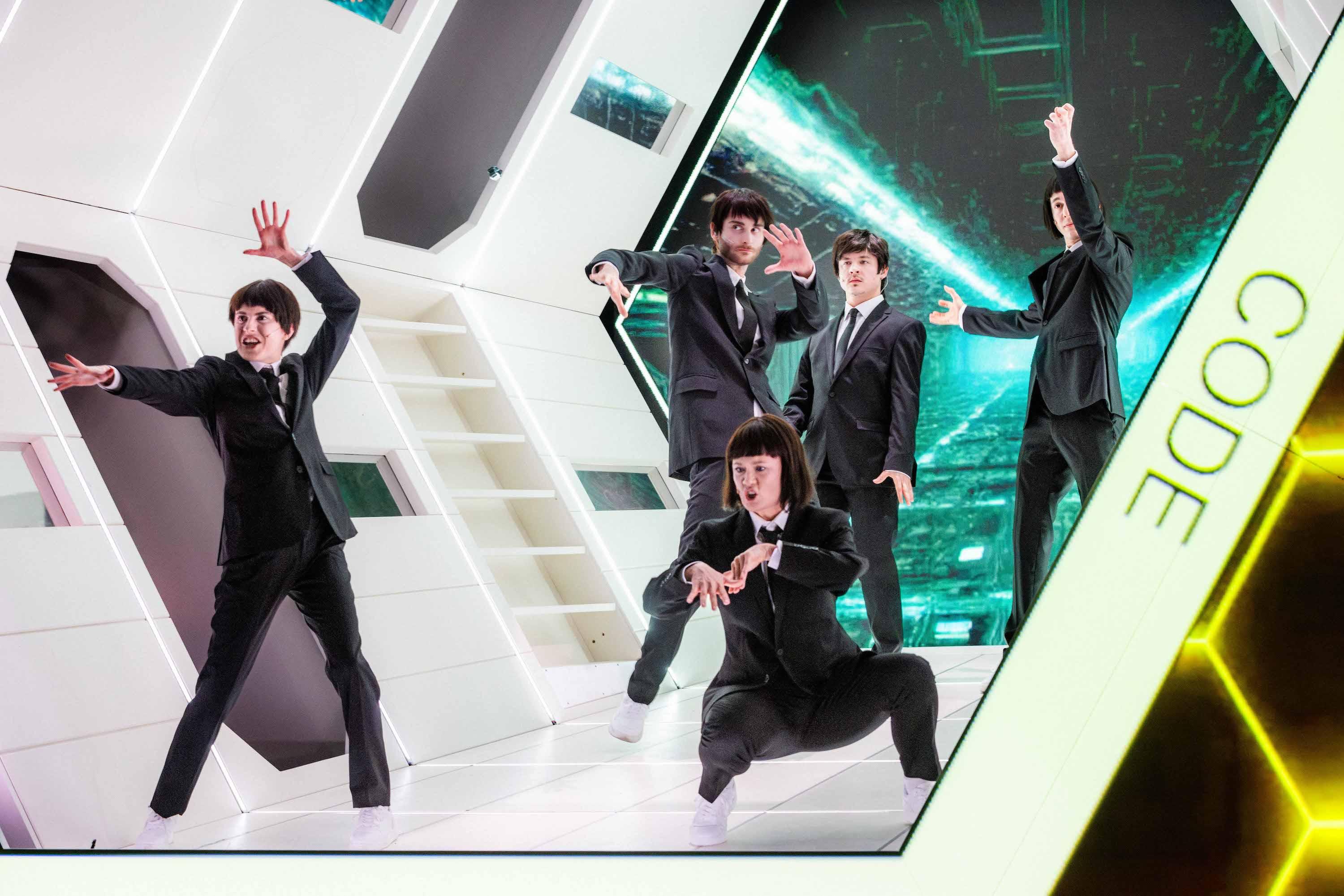 Ein pop-artiges KI-Revolte-Musical: Kay Voges inszeniert Sibylle Bergs Roman „RCE“ am Berliner Ensemble.