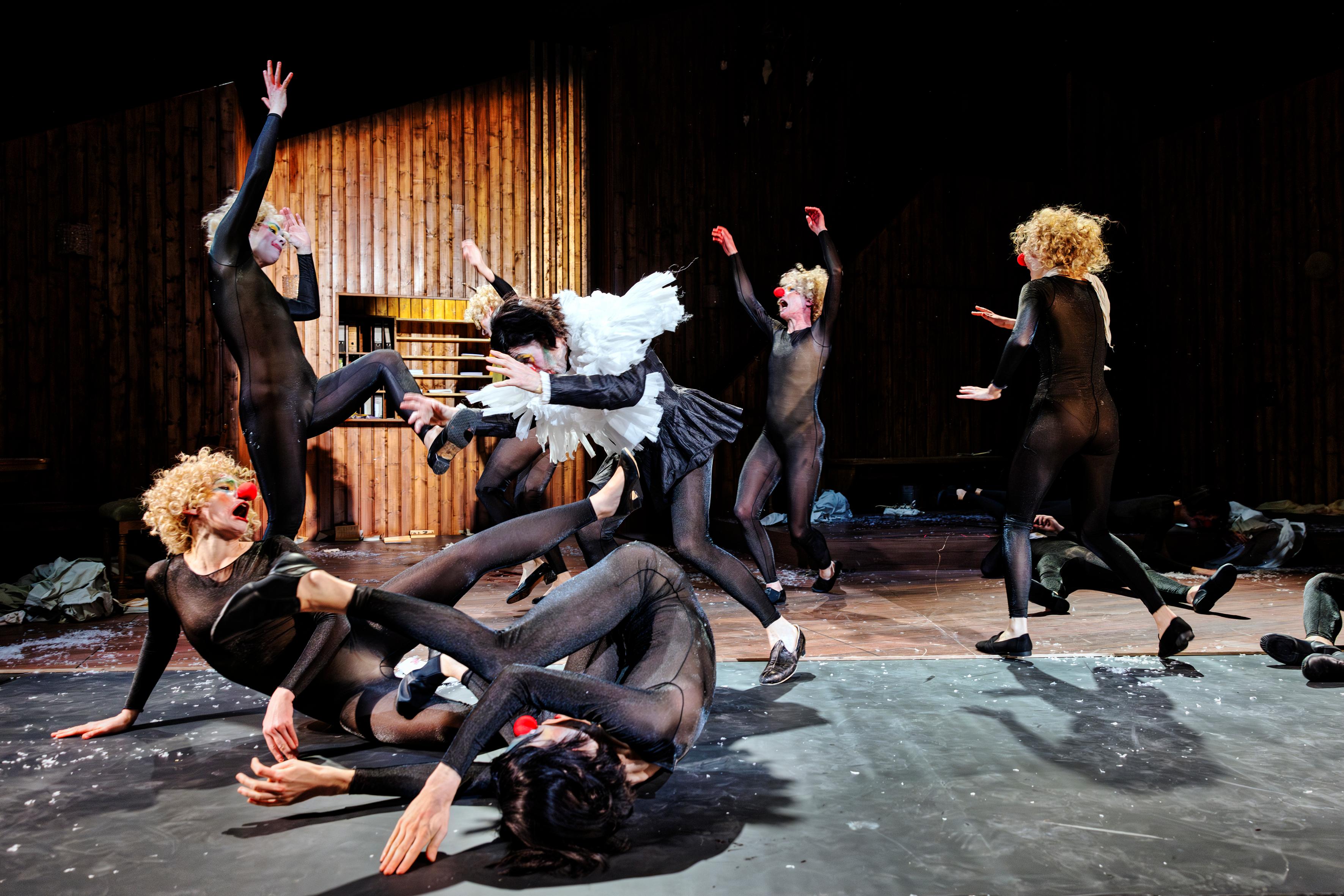 Das Ensemble in „Die Hamletmaschine“ nach Heiner Müller am Theater Magdeburg.