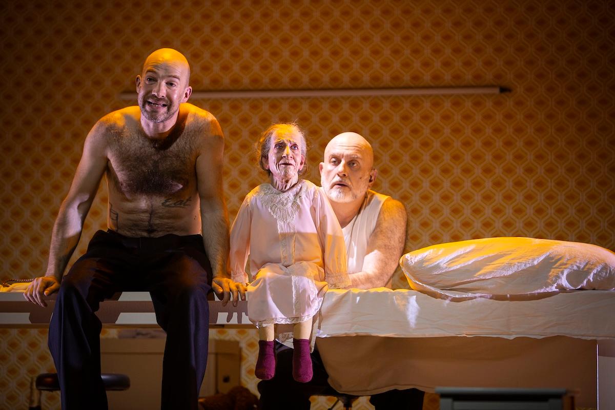 Johannes Benecke und Tomas Mielentz in „Bewohner“, einer Kooperation des Schauspiels Erlangen mit dem Puppentheater Waidspeicher in Erfurt.