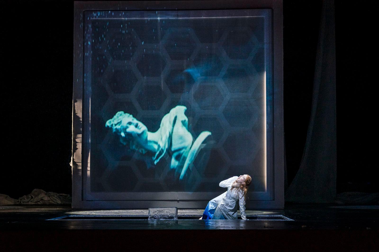 Zwei ungehörte Frauen – eine antike Seherin und eine populäre Forscherin: „Cassandra“ von Bernard Foccroulle und Text von Matthew Jocelyn an der Staatsoper Berlin.