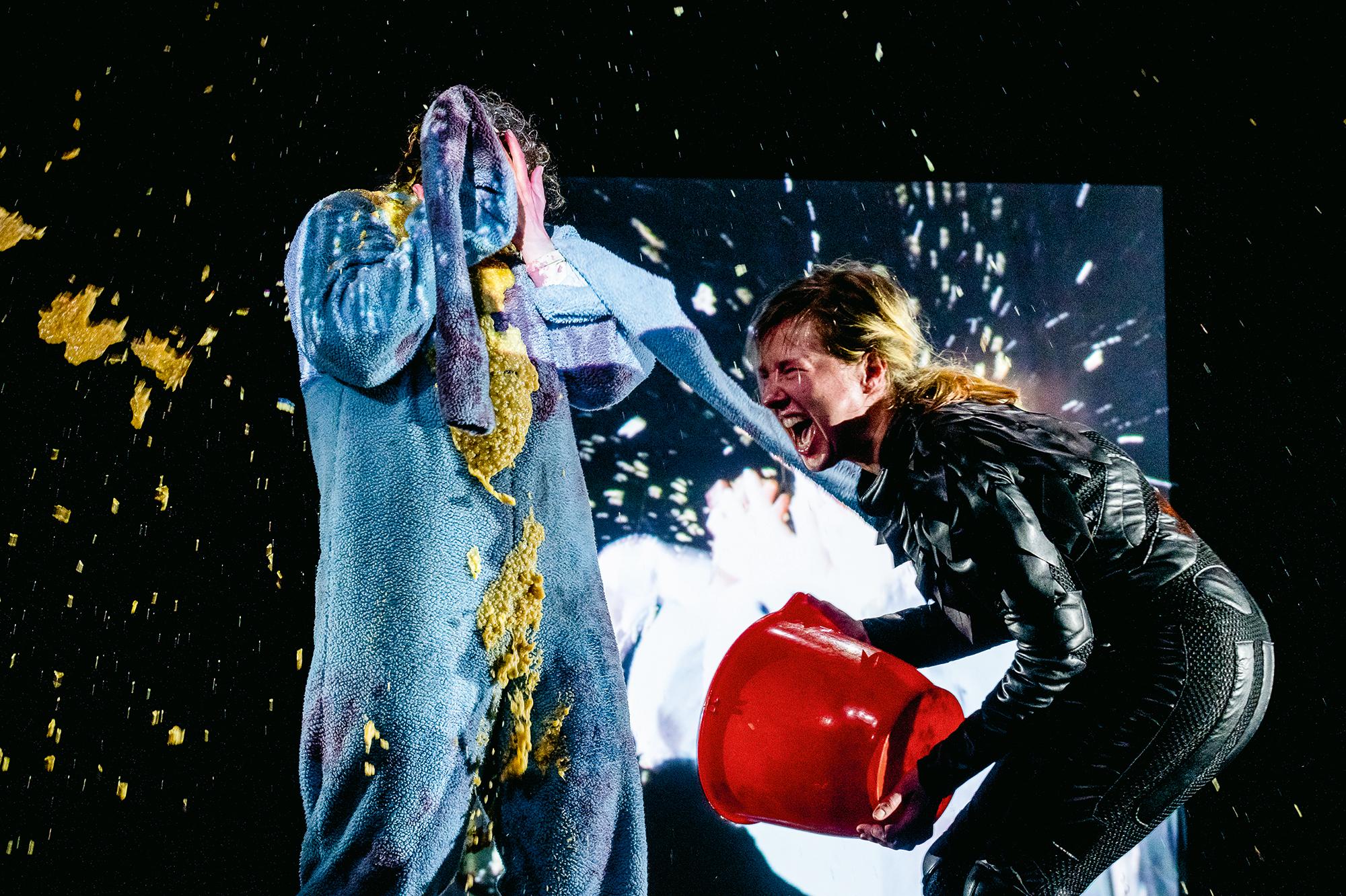 Anne Rietmeijer und Anna Drexler in „Trauer ist das Ding mit Federn“ von Max Porter. Aus dem Englischen von Matthias Göritz und Uda Strätling Regie: Christopher Rüping