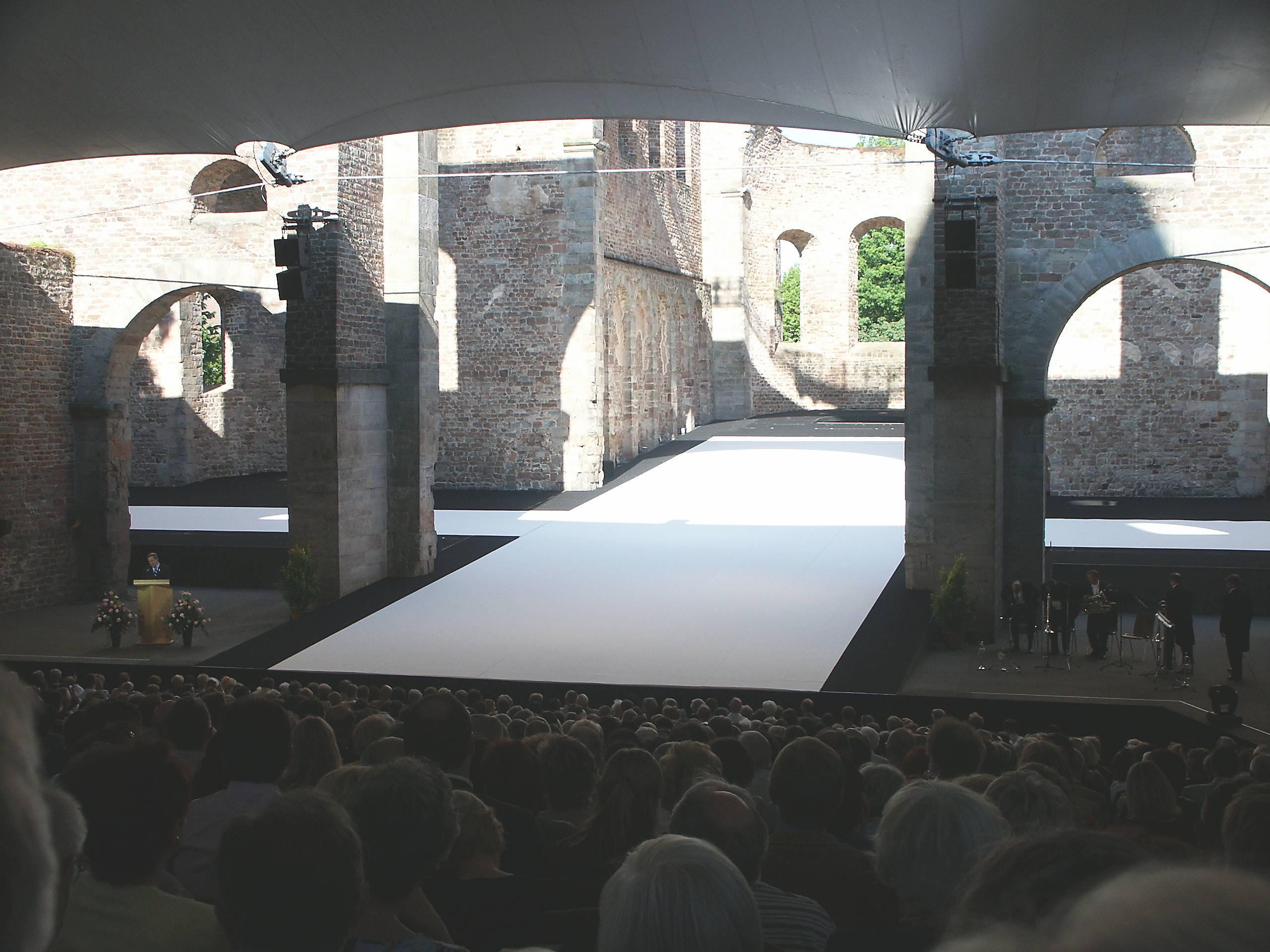 Bühne in der Stiftsruine Bad Hersfeld, aufgenommen bei der Eröffnung der 56. Festspielsaison durch Dr. Norbert Lamm