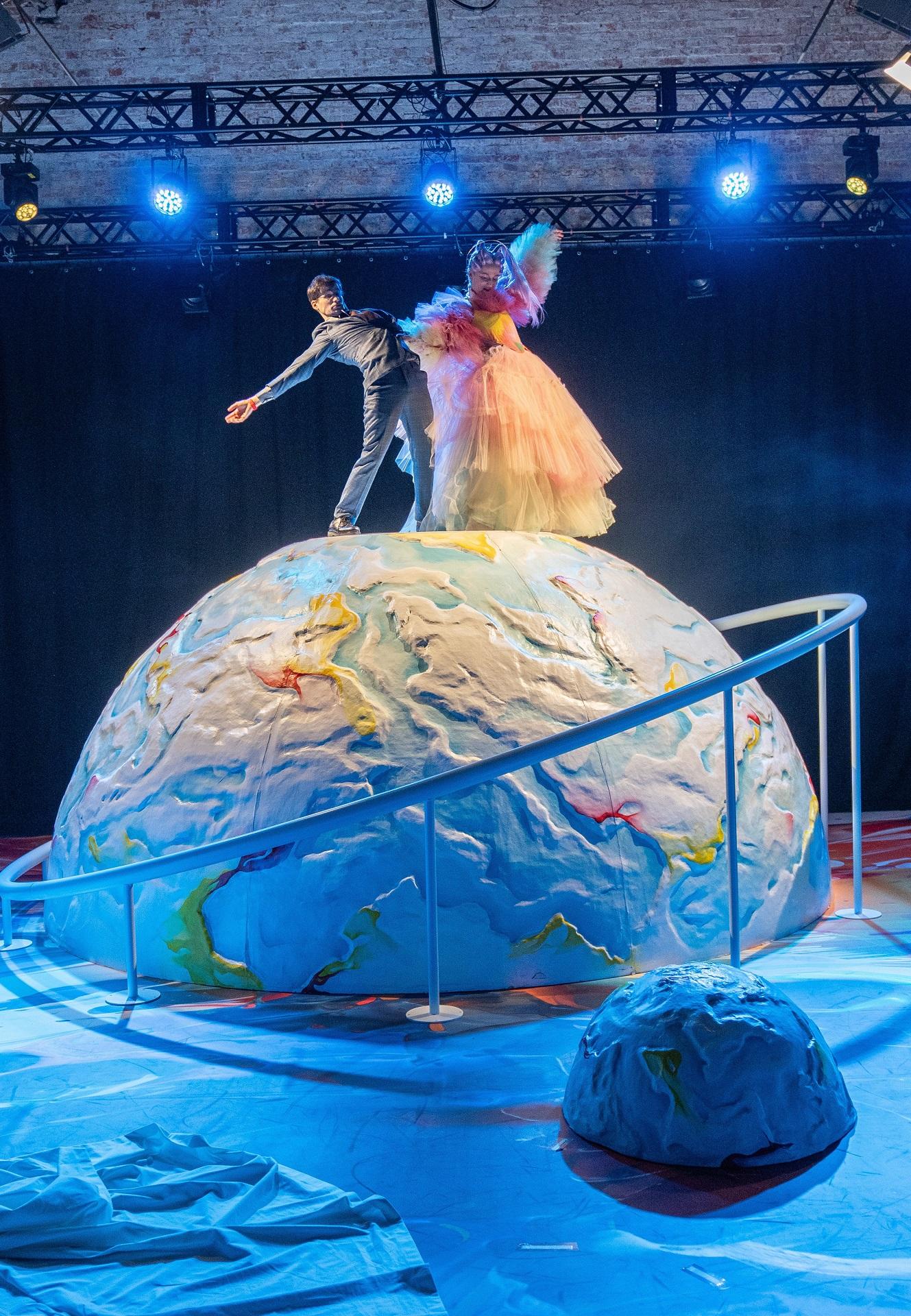 Der irdischen Logik entschweben und durch Galaxien düsen, um Kindheitserinnerungen zurückzuholen: „Die große Entwunderung des Wilbur Whittaker“ von Dan Giovannoni in der Regie von Ebru Tartıcı Borchers in Oldenburg.