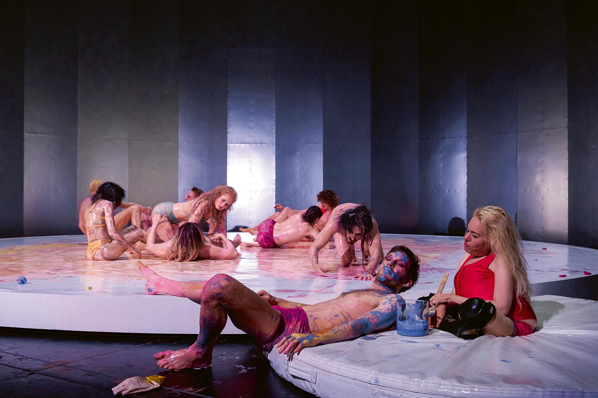 Lucy Wilke (re.) in „Joy 2022“ von und mit Michiel Vandevelde (li.) und Ensemble an den Münchner Kammerspielen