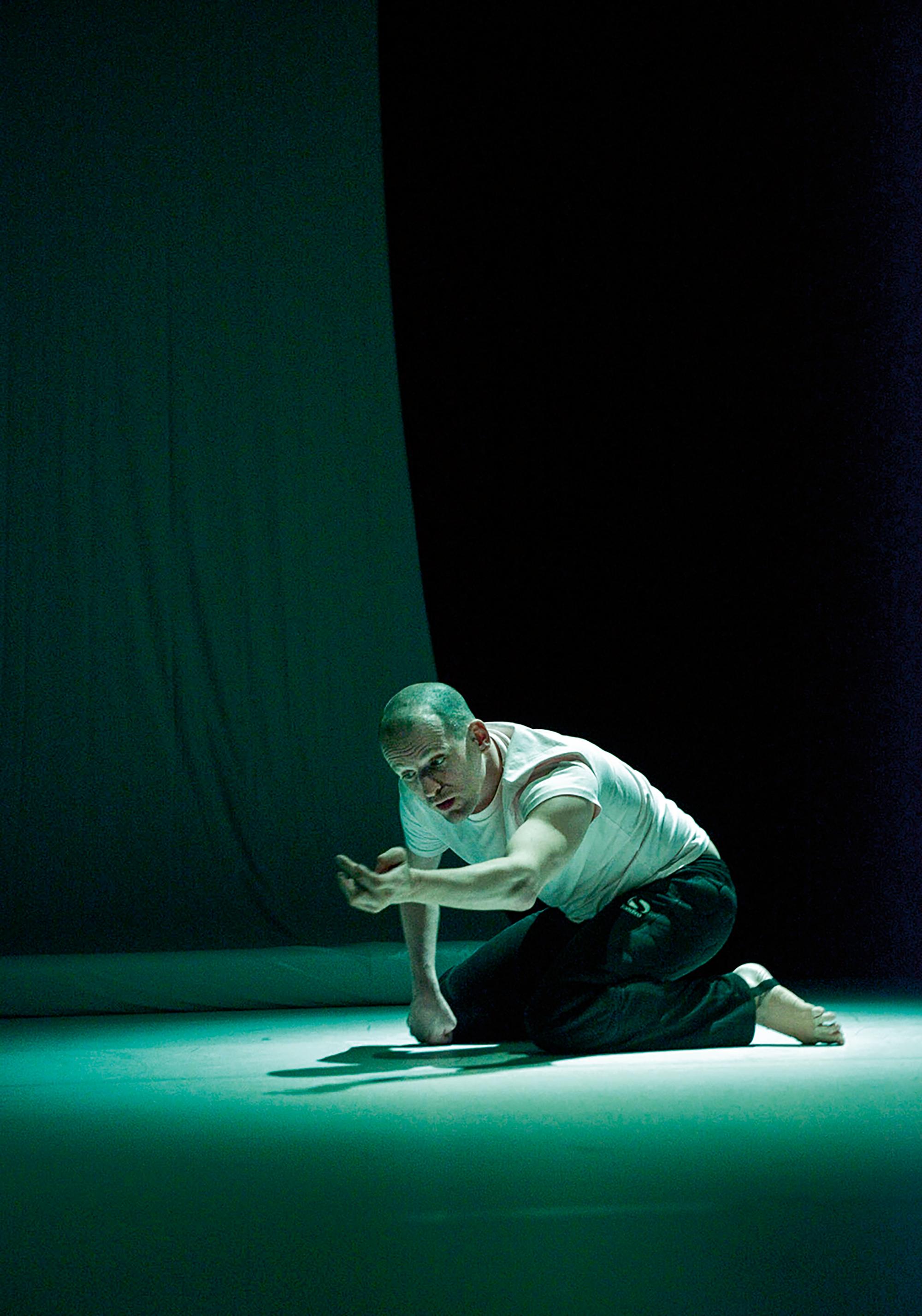 „Precarious moves“, Solo-Performance. Performance, Choreographie, Text und Lyrik Michael Turinsky. Produktion von Michael Turinsky – Verein für philiosophische Praxis. Koproduktionen mit Tanzquartier Wien, HAU Hebbel am Ufer