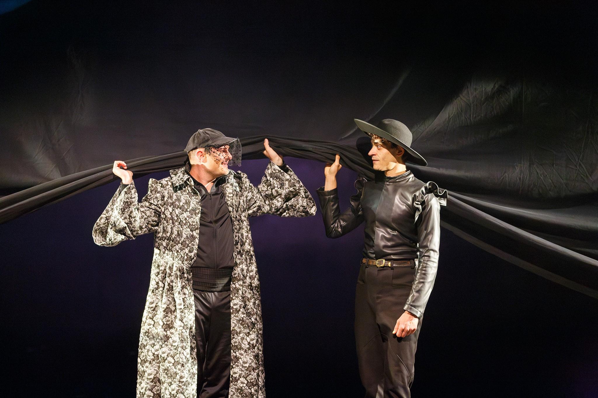 „Wohin schauen Sie, wenn Sie ein Tor machen, wenn ich fragen darf?“ Manuel Bürgin inszeniert die Schweizer Uraufführung von Leo Meiers „zwei herren von real madrid".