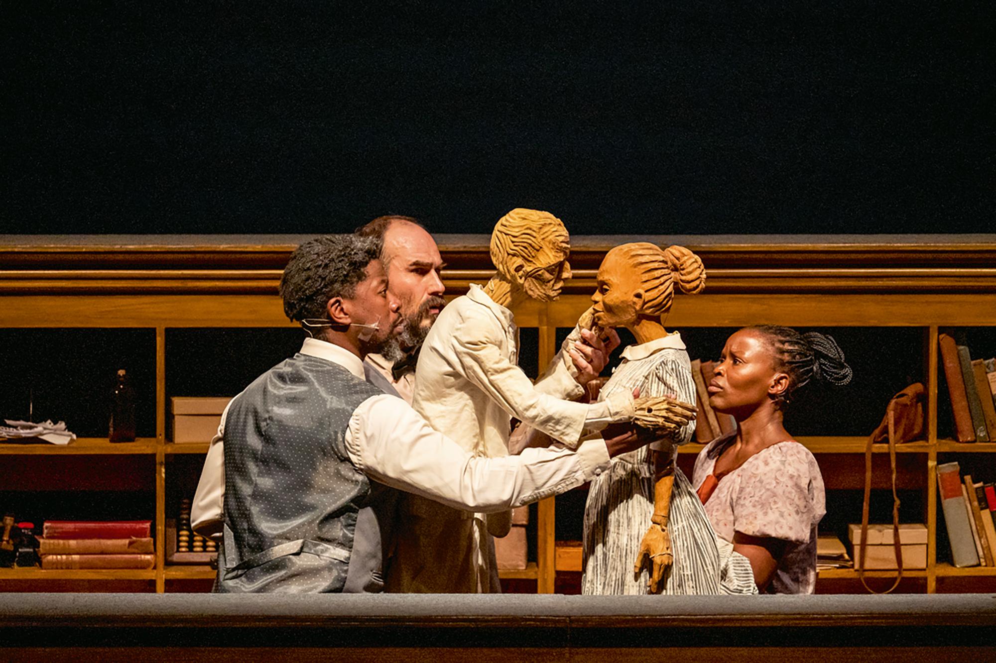 „Faustus in Africa!“ in der Regie von William Kentridge. Leitung Puppenspiel Adrian Kohler & Basil Jones (Handspring Puppet Company)