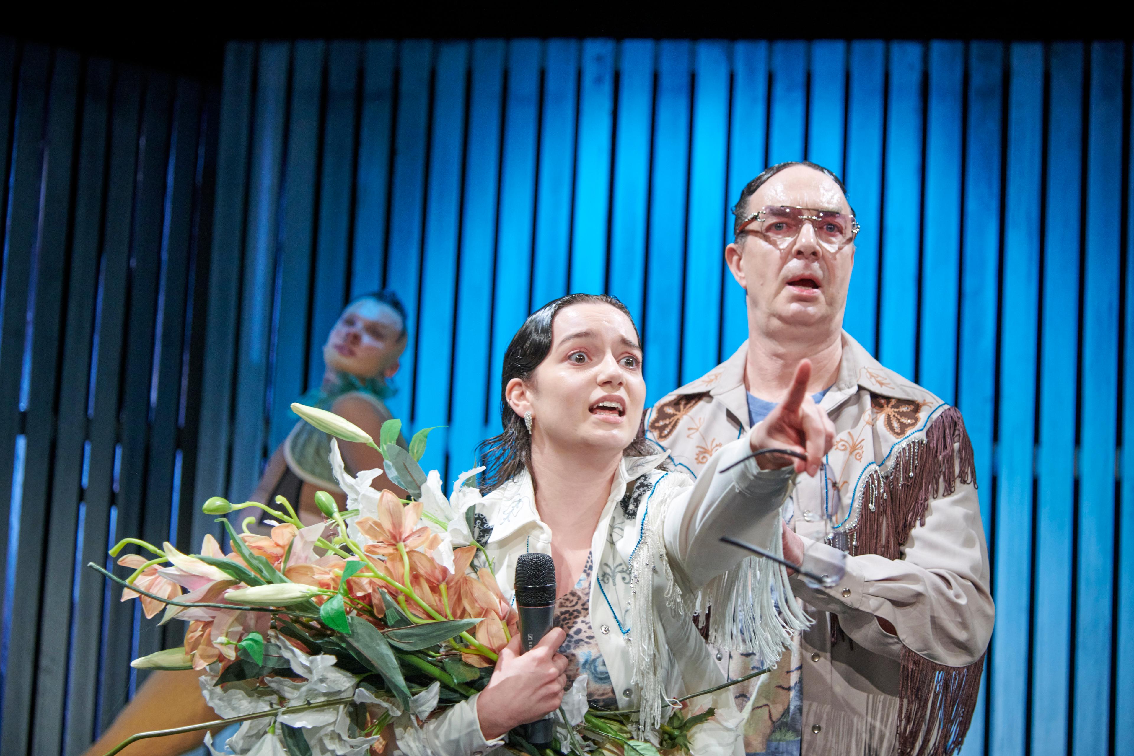 Michi Wischniowski, Rebekka Biener und Thomas Kienast in „Kohlhaas (Glück der Erde, Rücken der Pferde)“ nach Heinrich von Kleist am Theater Osnabrück.