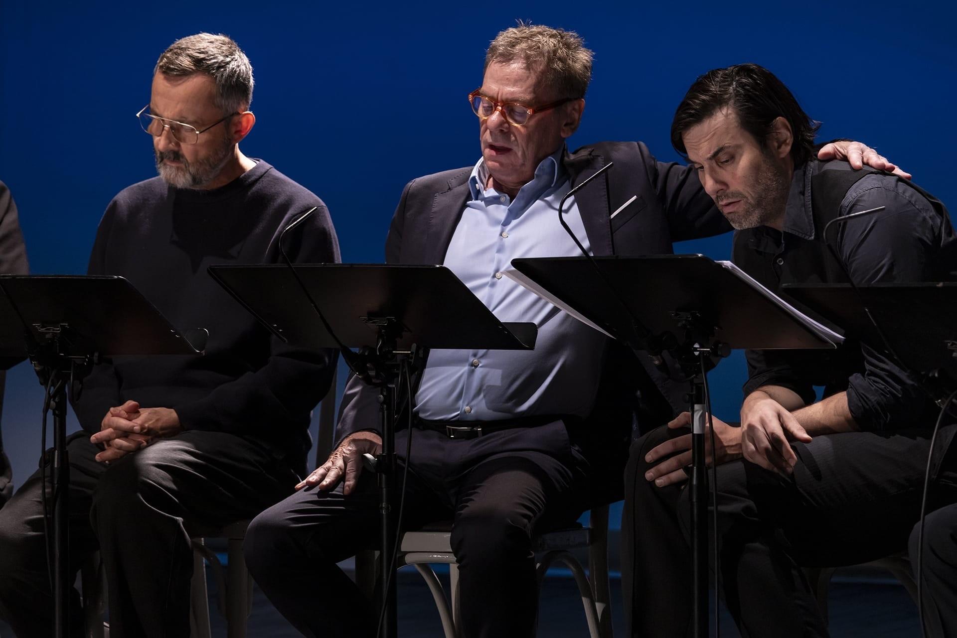 „Der Kaufmann von Venedig“ am Lesepult: Harald Schrott als Doge von Venedig, Sylvester Groth als Antonio und Max Simonischek als Bassiano in Bad Lauchstädt. Foto David Nuglisch