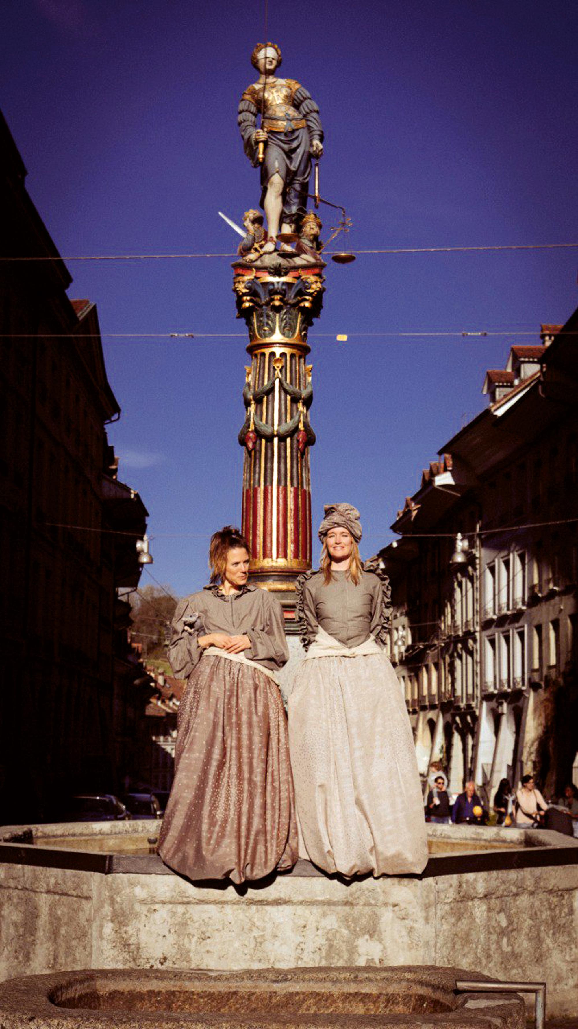 Miriam Jenni und Mirjam Ellenbroek am Brunnen an der Gerechtigkeitsgasse nach der Premiere beim Kunst und Kulturhaus VISAVIS Bern