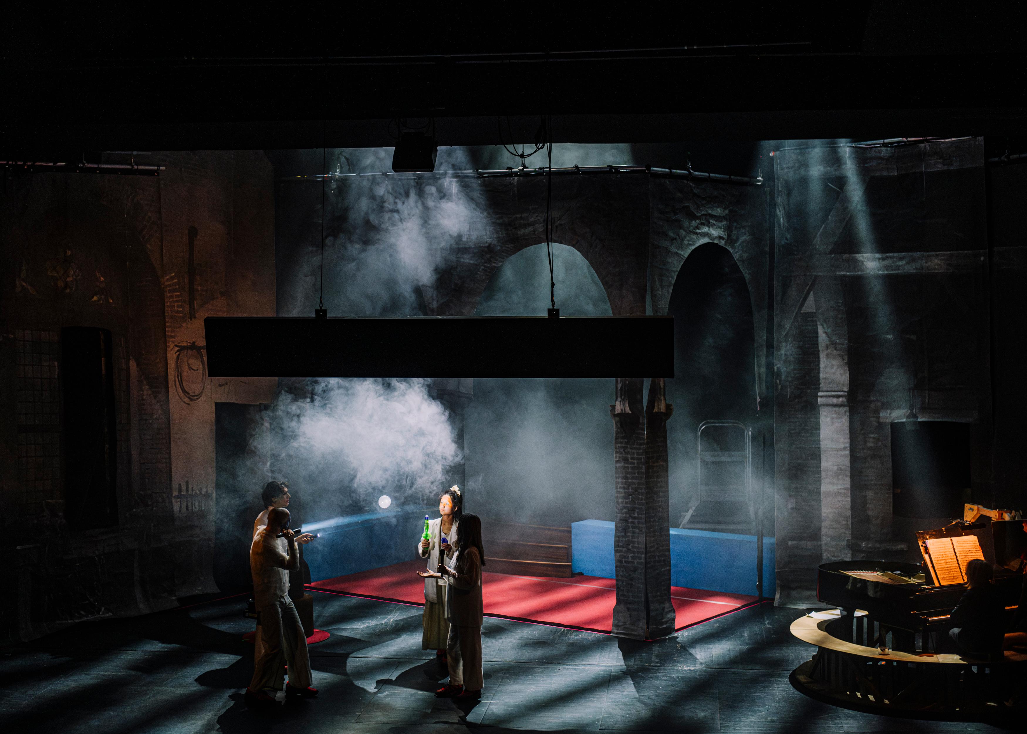 Risto Kübar, Marius Huth, Jing Xiang Fumiyo Ikeda und Katrijn Friant in „Give up die alten Geister“ in der Regie von Benjamin Abel Meirhaeghe. Foto Tobias Kruse/Ostkreuz