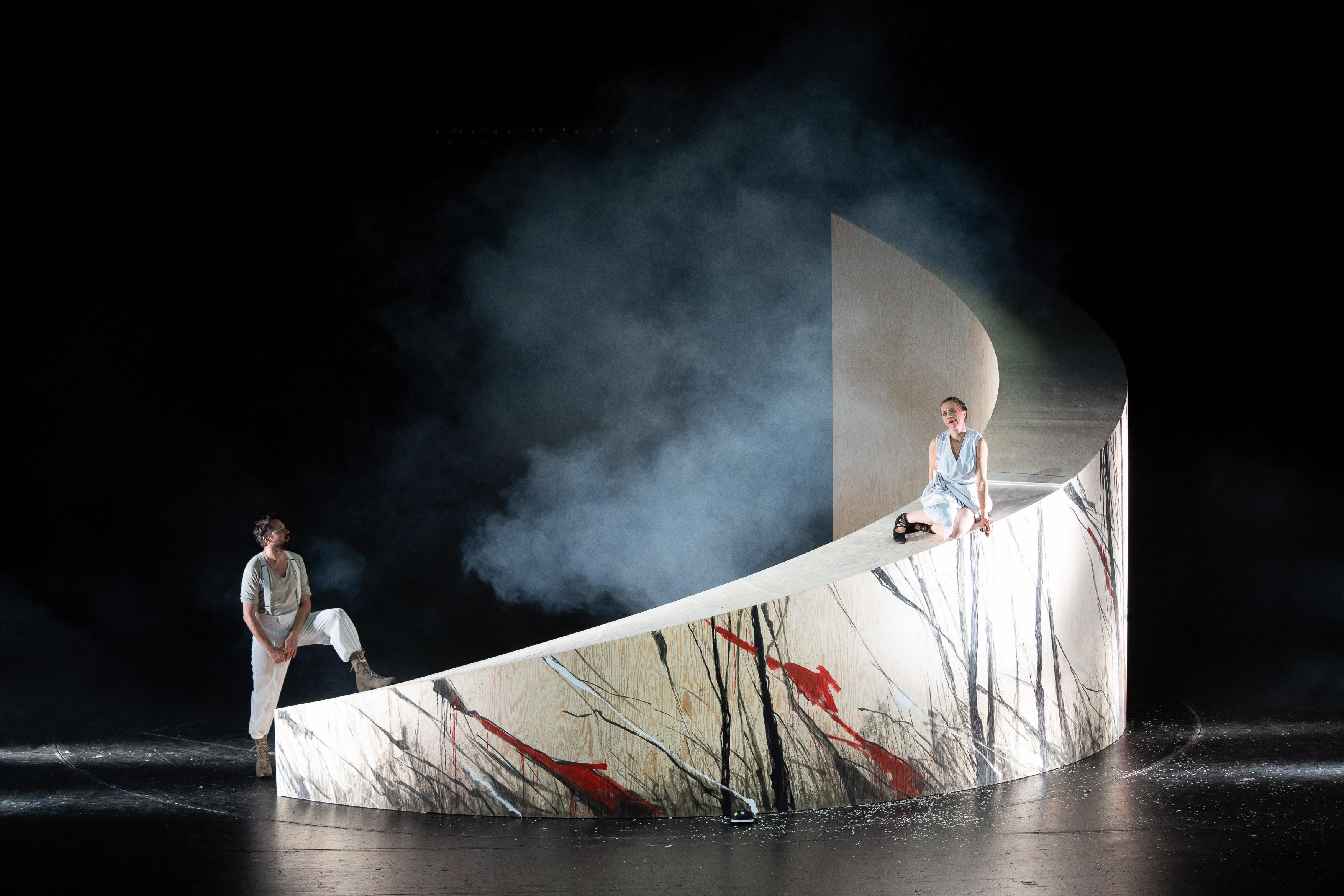 Manolo Bertling als Sägemüller und Charlotte Müller als Anngret im zweiten Teil von „Ich mach ein Lied aus Stille“: „Ole Bienkopp“ von Erwin Strittmatter in einer Fassung von Armin Petras in seiner Regie am Staatstheater Cottbus. Foto Bernd Schönberger