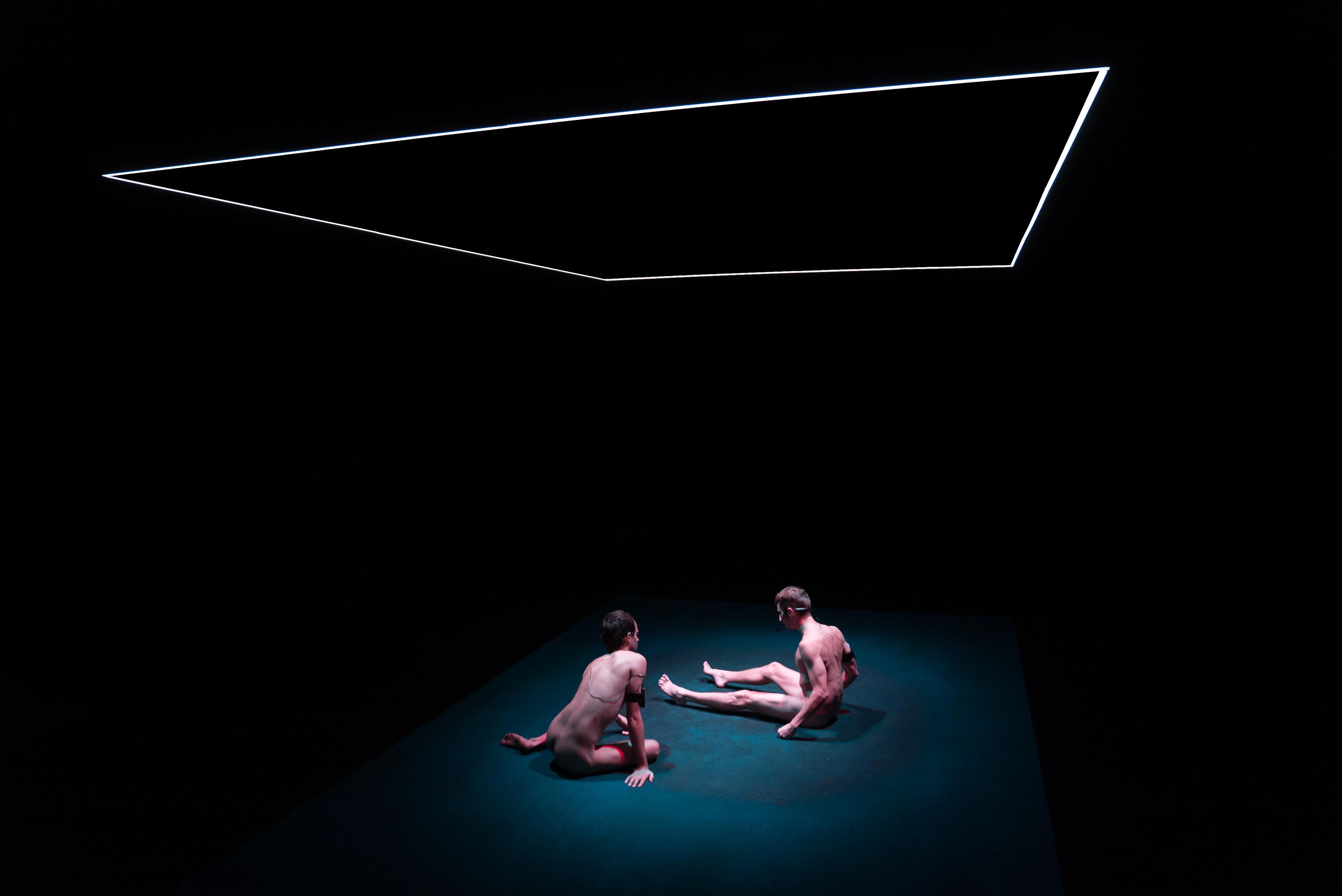 Juan Pablo Cámara und Roger Sala Reyner in „Dark Field Analysiss“ (Sound David Kiers, Licht Minna Tiikkainen) von Jefta van Dinther. Foto Ben Mergelsberg
