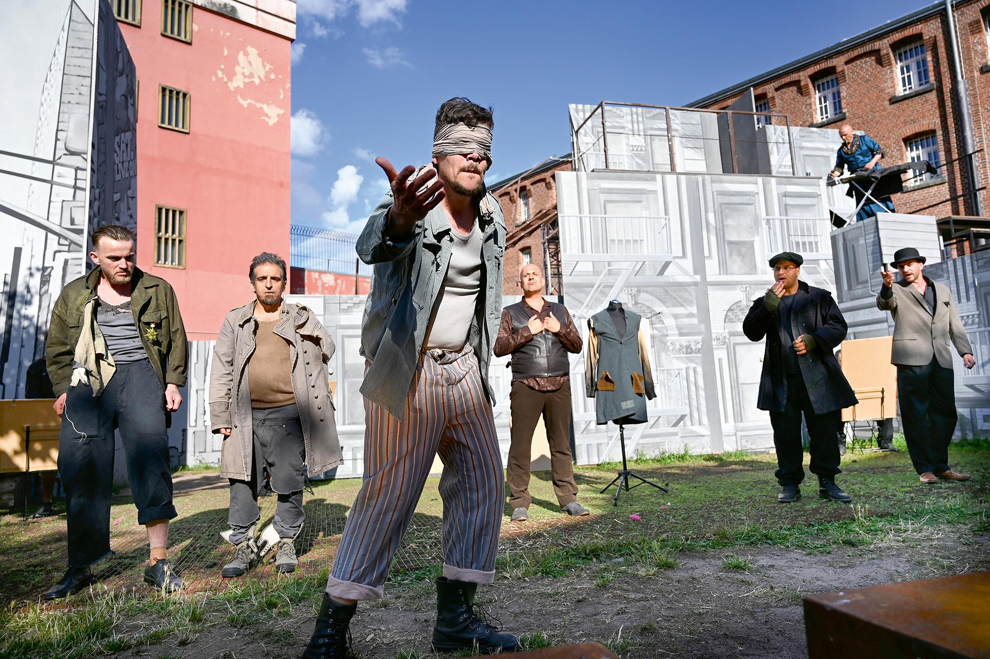 Die Dreigroschenoper“ von Bertolt Brecht. Regie Peter Atanassow. Es spielt das Gefangenenensemble der JVA Tegel: Adrian U., Adrian Zajac, Atak, H. Peter Maier C.d.F., Horst Grimm, Jan M., Khaled H., Kristian, Marco, Mohammad Hassan, Muhammet, Norman, Paul E., Recep, Robin, Steffen Kahrels, Sven, Volkan, Yanne