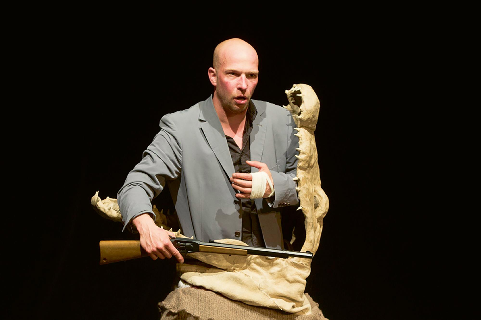 „Puppen sterben besser!“, Florian Feisel (DEU). 2013