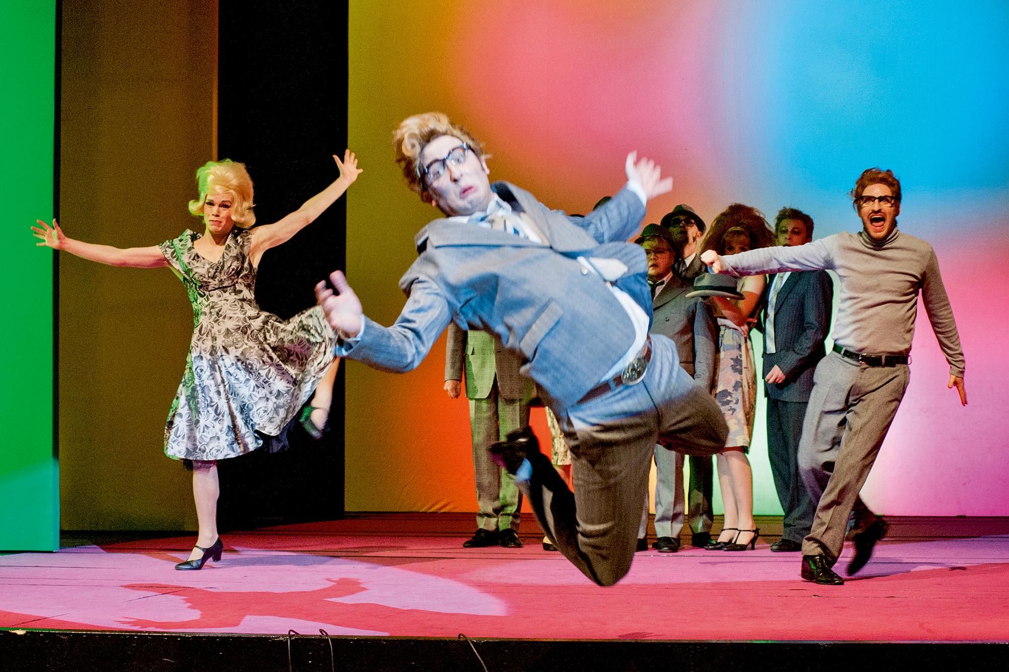 Szene aus „Murmel Murmel“ von Dieter Roth. Regie und Bühne Herbert Fritsch. Kostüme Victoria Behr. Premiere 2012 an der Volksbühne am Rosa-Luxemburg-Platz