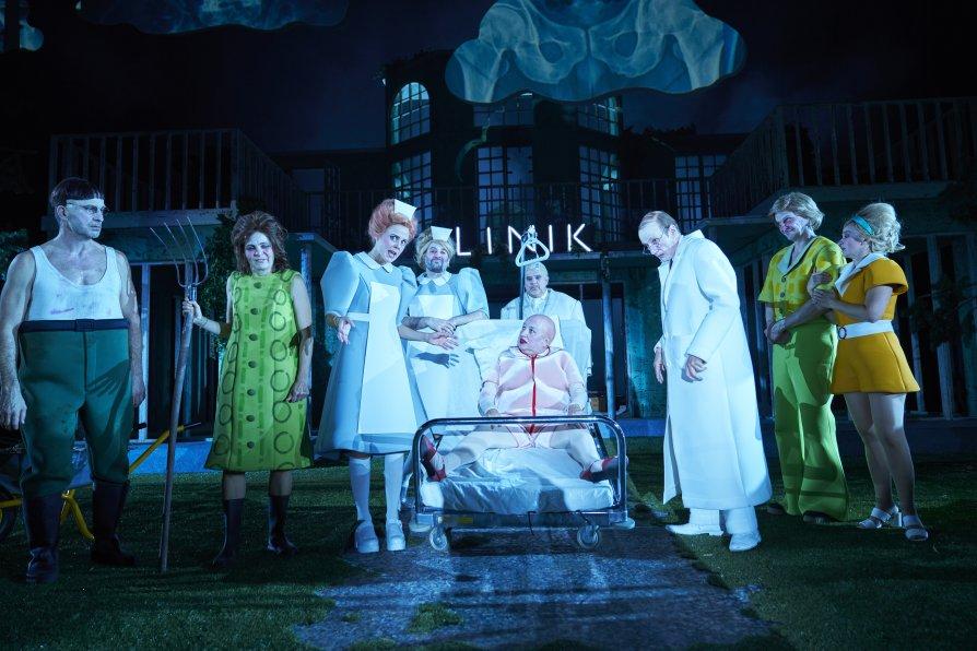 In der Mitte: Maria Happel umgeben vom Ensemble von „Toto oder Vielen Dank für das Leben“ in der Regie von Ersan Mondtag am Burgtheater Wien. Foto Tommy Hetzel