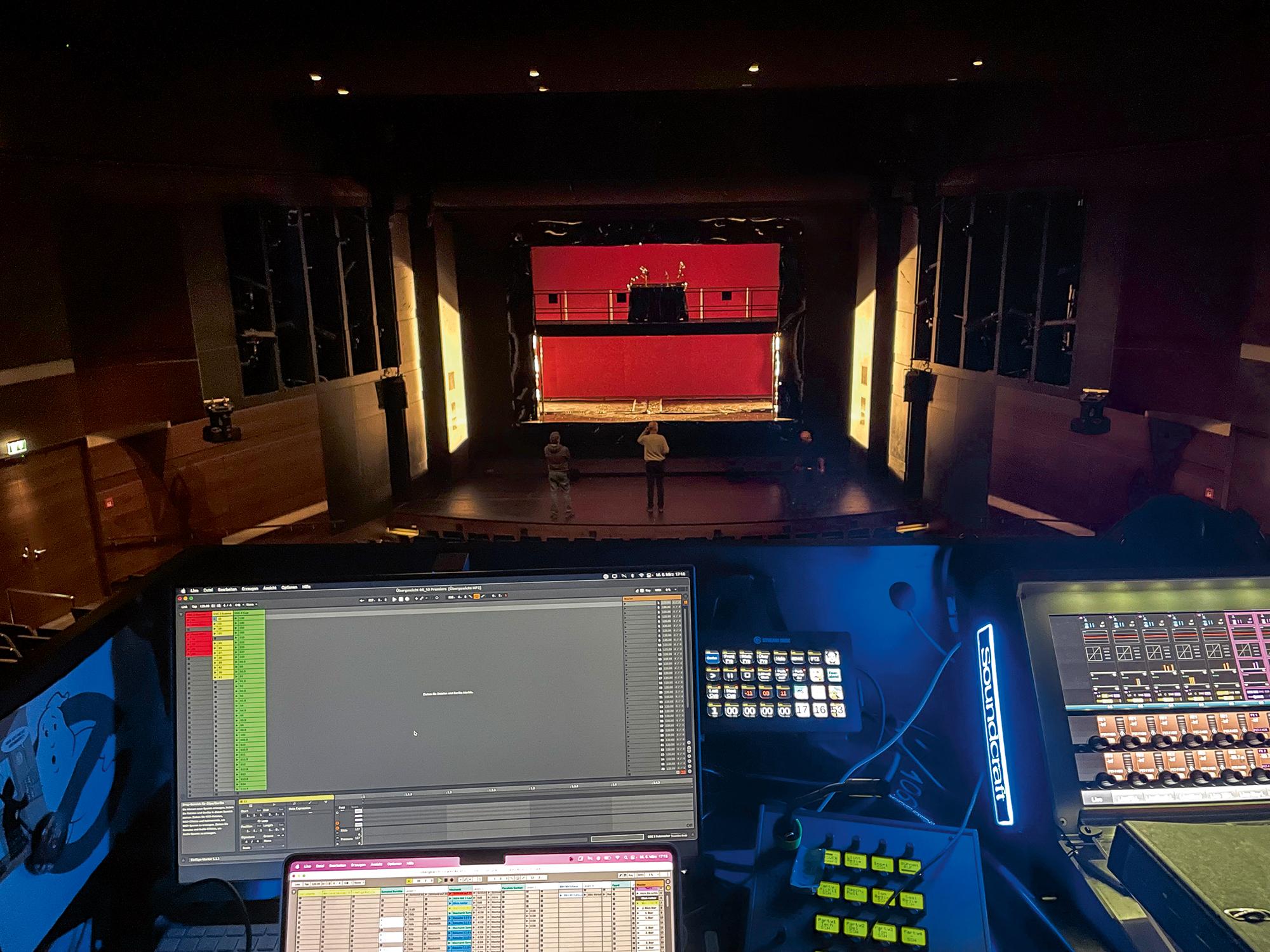 Philip C. Mayer koordiniert sorgfältig live das Sounddesign für „ÜBERGEWICHT, unwichtig: UNFORM“