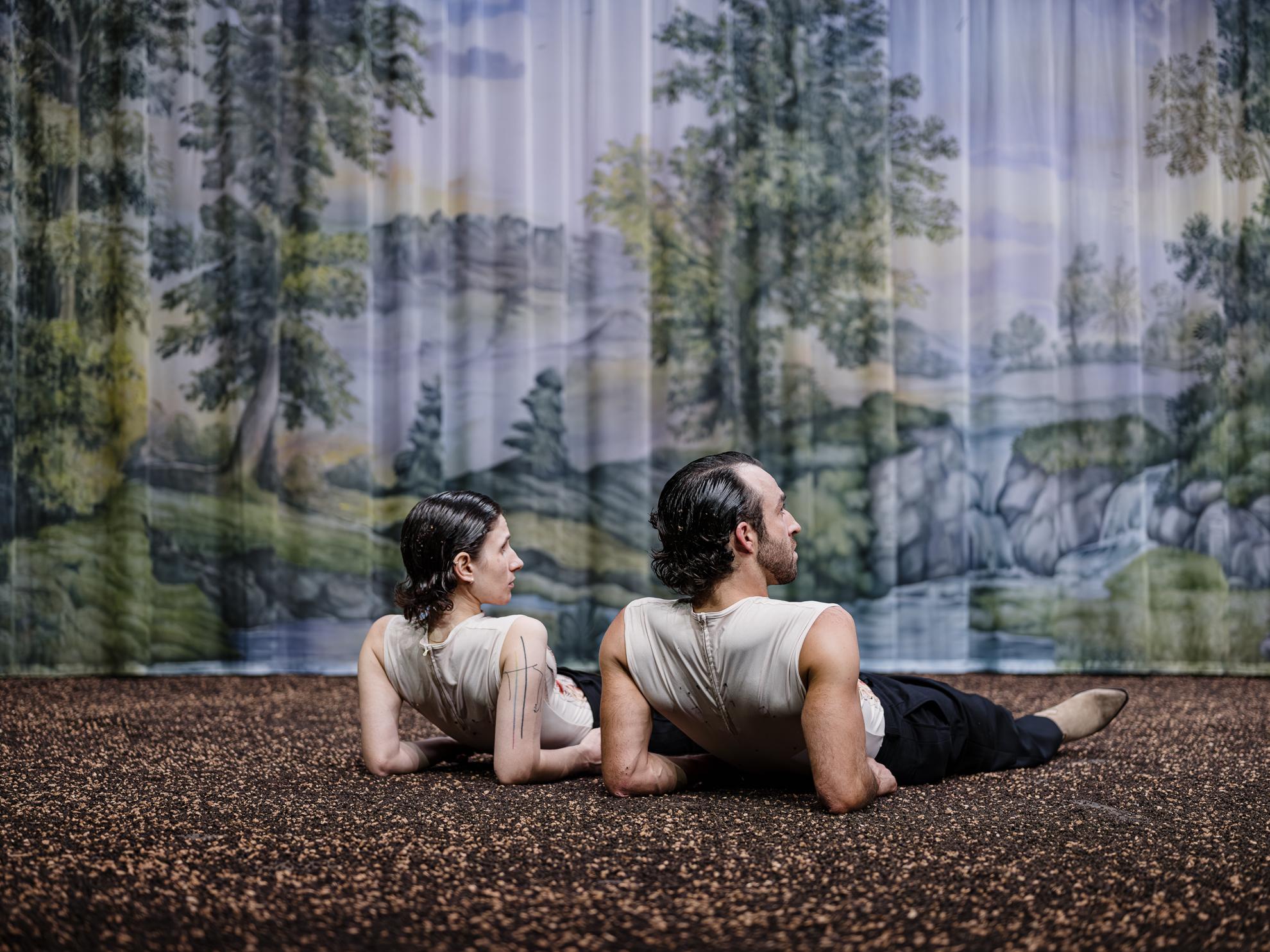 Lucia Kotikova und Linus Schütz in der Uraufführung von „Die kleinen Meerjungraun“ an den Bühnen Bern. Foto Fabian Stransky