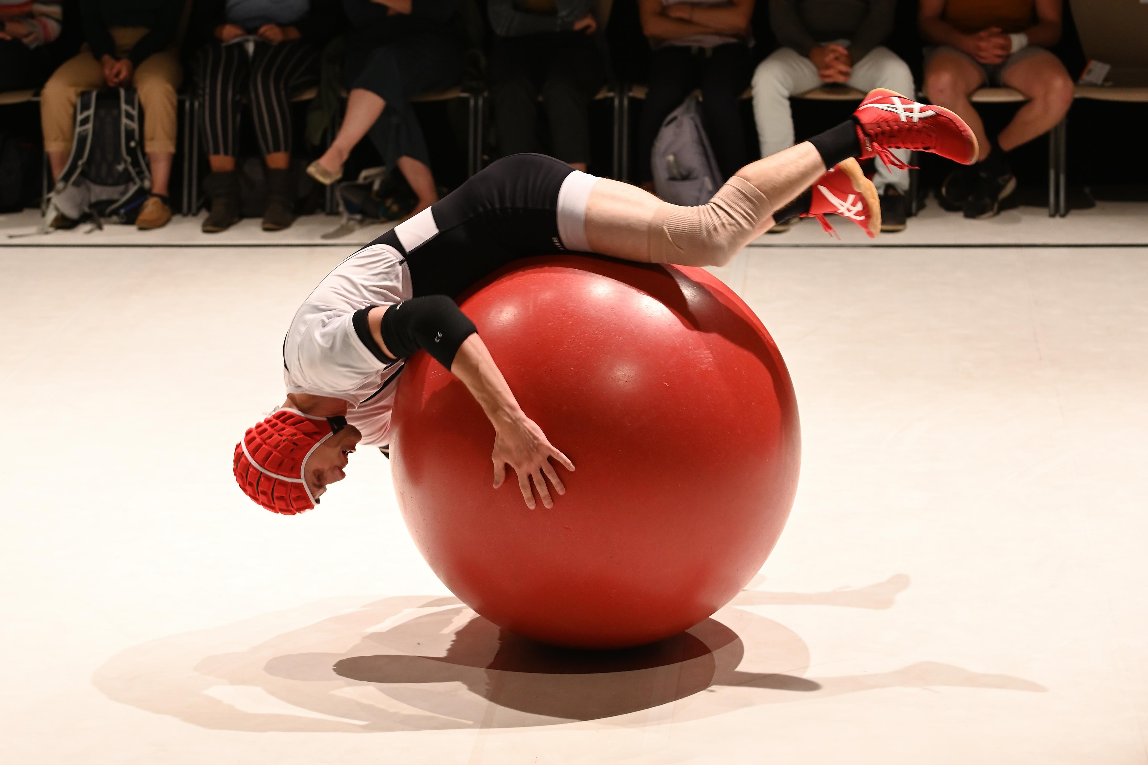 „Absurd Hero“ von Roman Škadra bei Zeit für Zirkus in Berlin. Foto Bernadette Fink