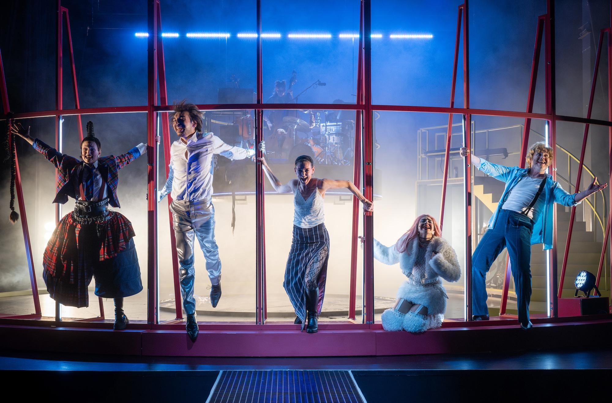 Was bleibt vom Wettstreit um Wahrheiten? „Slippery Slope“ von Yael Ronen und Shlomi Shaban in der Regie von Anaïs Durand-Mauptit am Nationaltheater Mannheim.