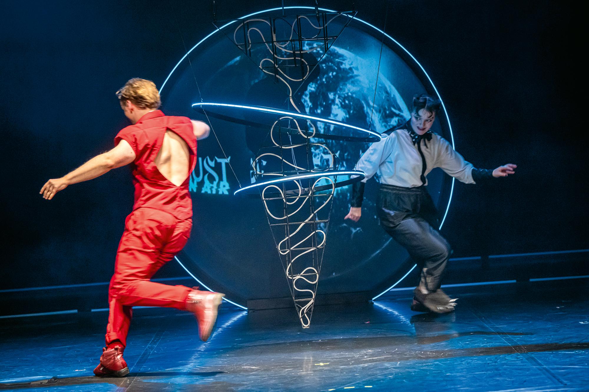 Franz Blumstock und Annemarie Hörold in „Faust: On Air“ nach Johann Wolfgang von Goethe. Regie Annika Taylor an den Bühnen Halle in Kooperation mit der Academie voor Theater en Dans Amsterdam