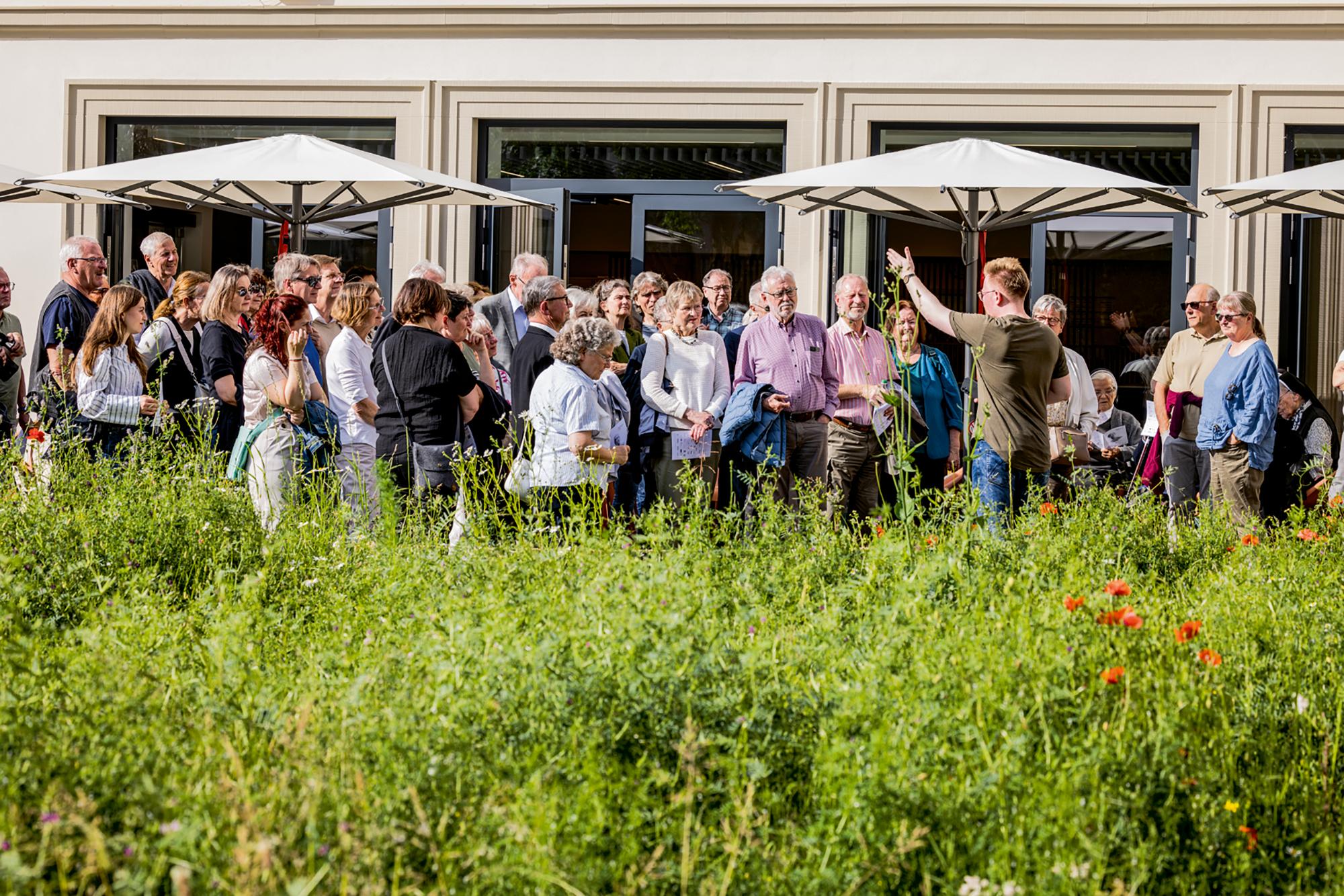 Regisseur Max Koch empfing das Publikum bei jeder Vorstellung mit einer Kurzeinführung zum Konzept der Produktion