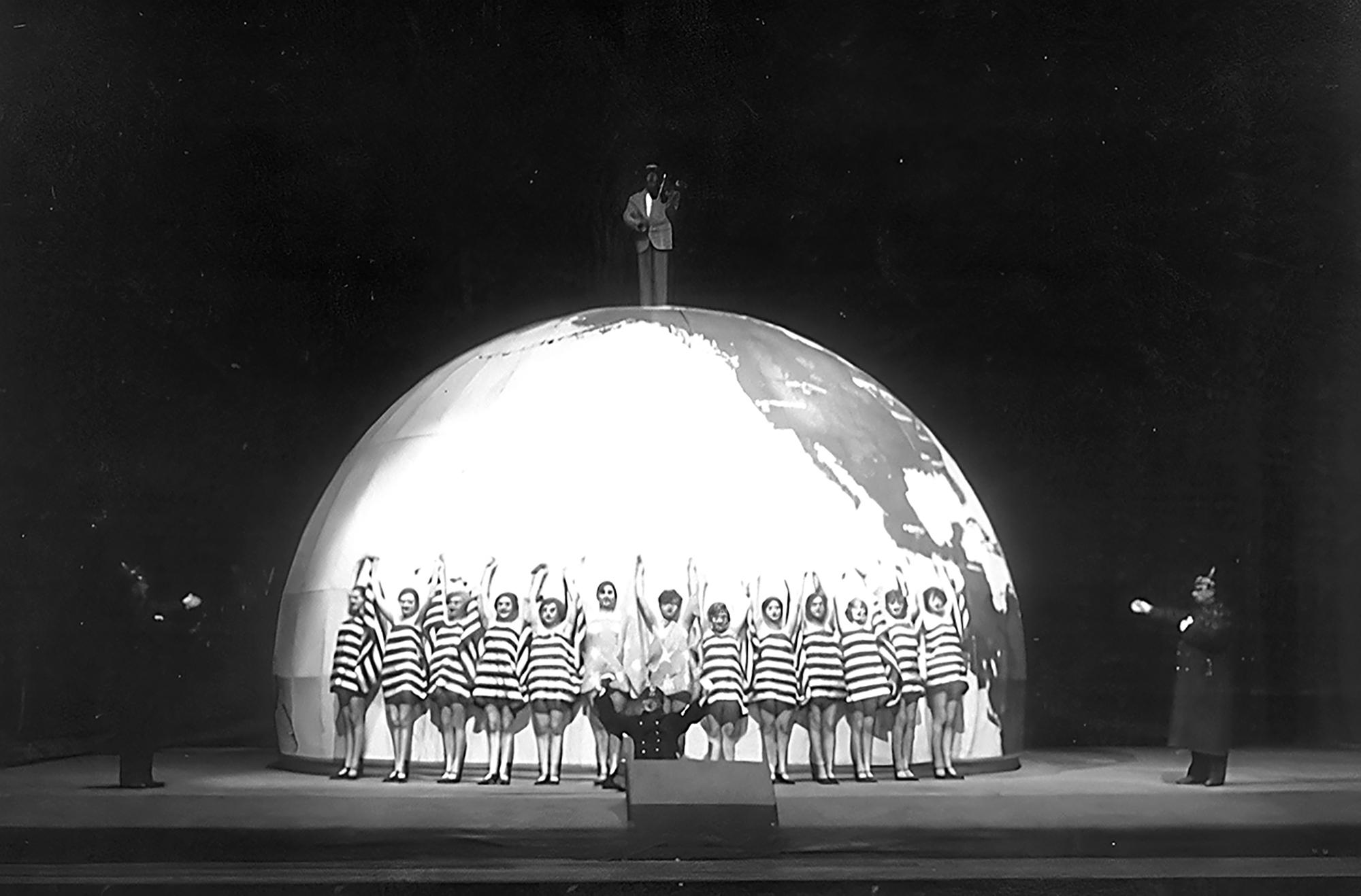 Schlussszene der Wiener Uraufführung von Jonny spielt auf (1927)