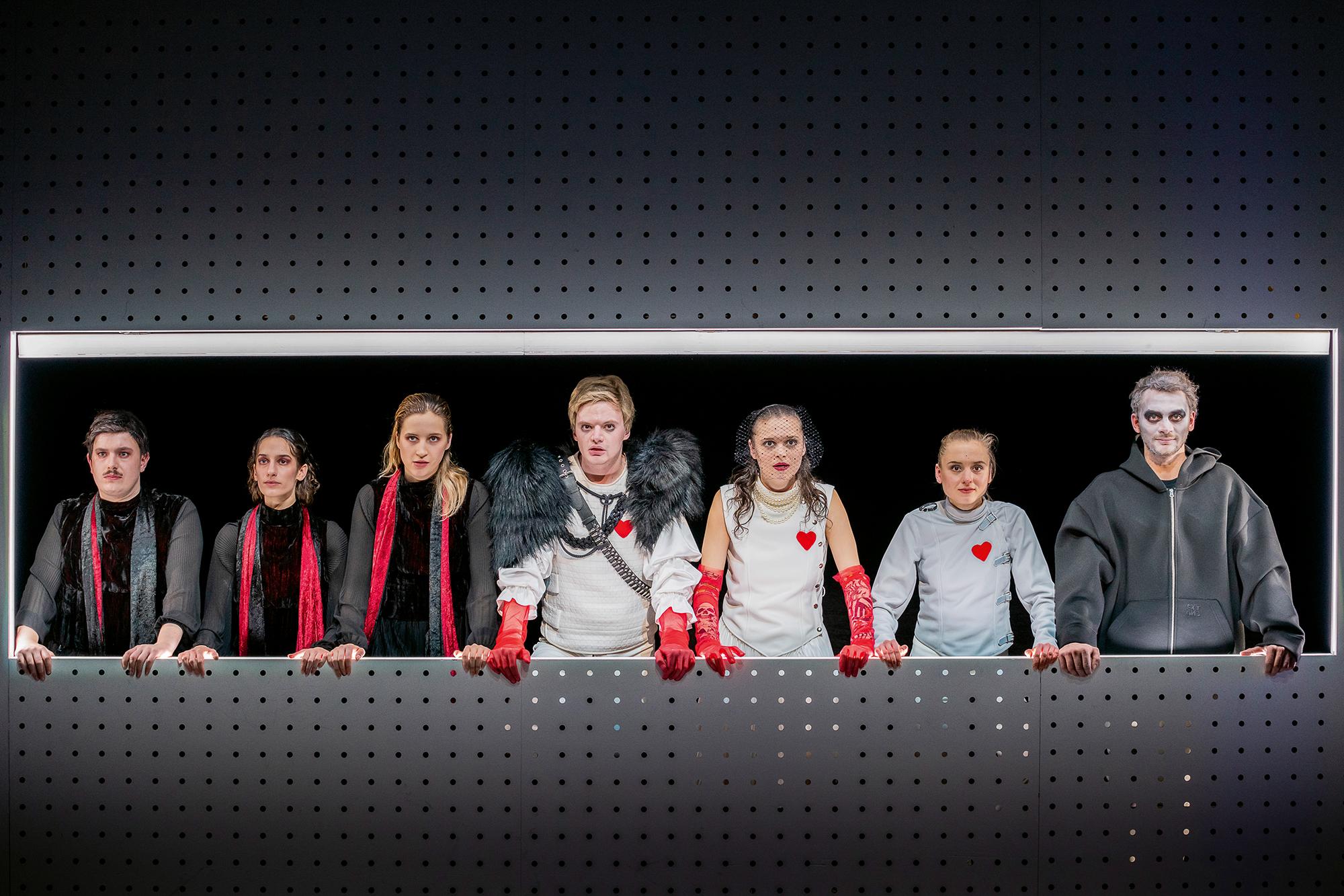 Emil Kollmann, Eszter Demecs, Greta Geyer, Fabian Mair Mitterer, Antonia Siems, Magdalena Gräslund, Elias Nuriel Kohl in „Future Macbeth“ von Pavlo Arie und Stas Zhyrkov am Berliner Ensemble