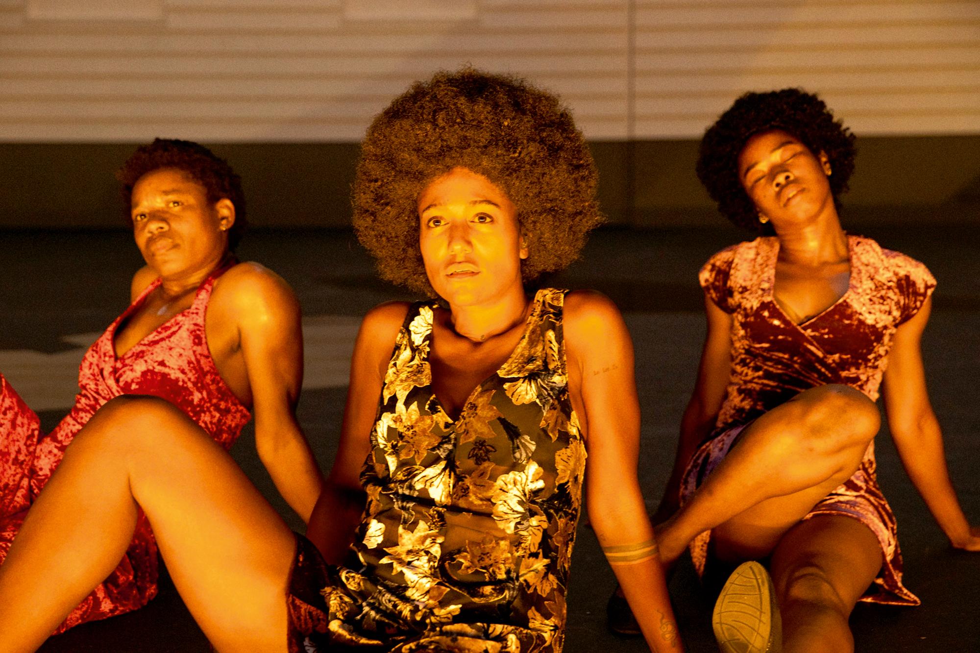 Ida Faho, Larissa Sirah Herden, Sylvie Sanou (v. l. n. r.) in „I did it my way“ mit Lars Eidinger, konzipiert und inszeniert von Ivo van Hove bei der Ruhrtriennale 2025