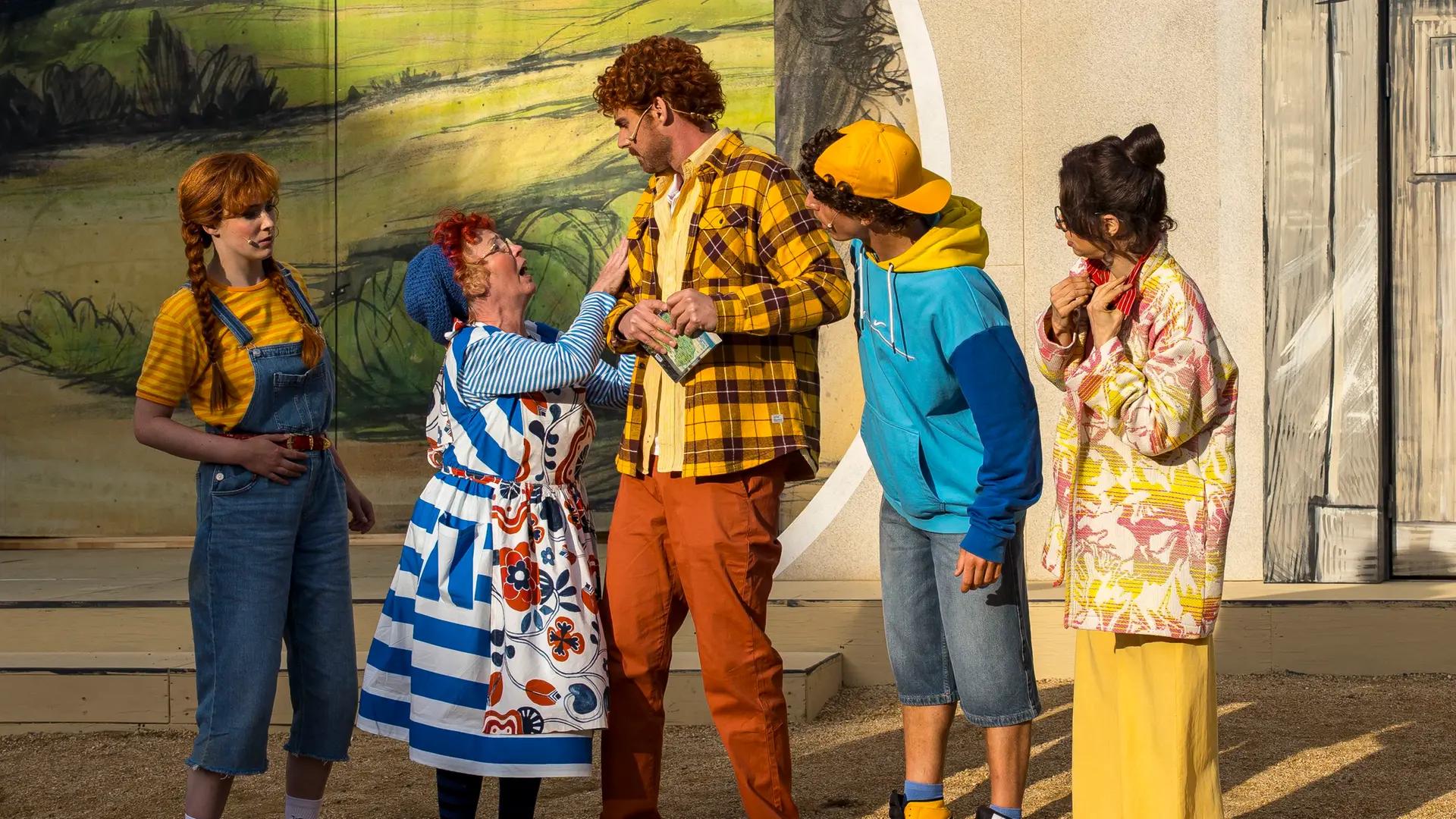 Zum Jubiläum des 30. Bautzener Theatersommers gab’s eine Uraufführung: „Spuk von draußen oder Karaseks Schatz“. Lutz Hillmann, Intendant am Theater Bautzen und hier auch Regisseur, hat das Stück selbst verfasst.
