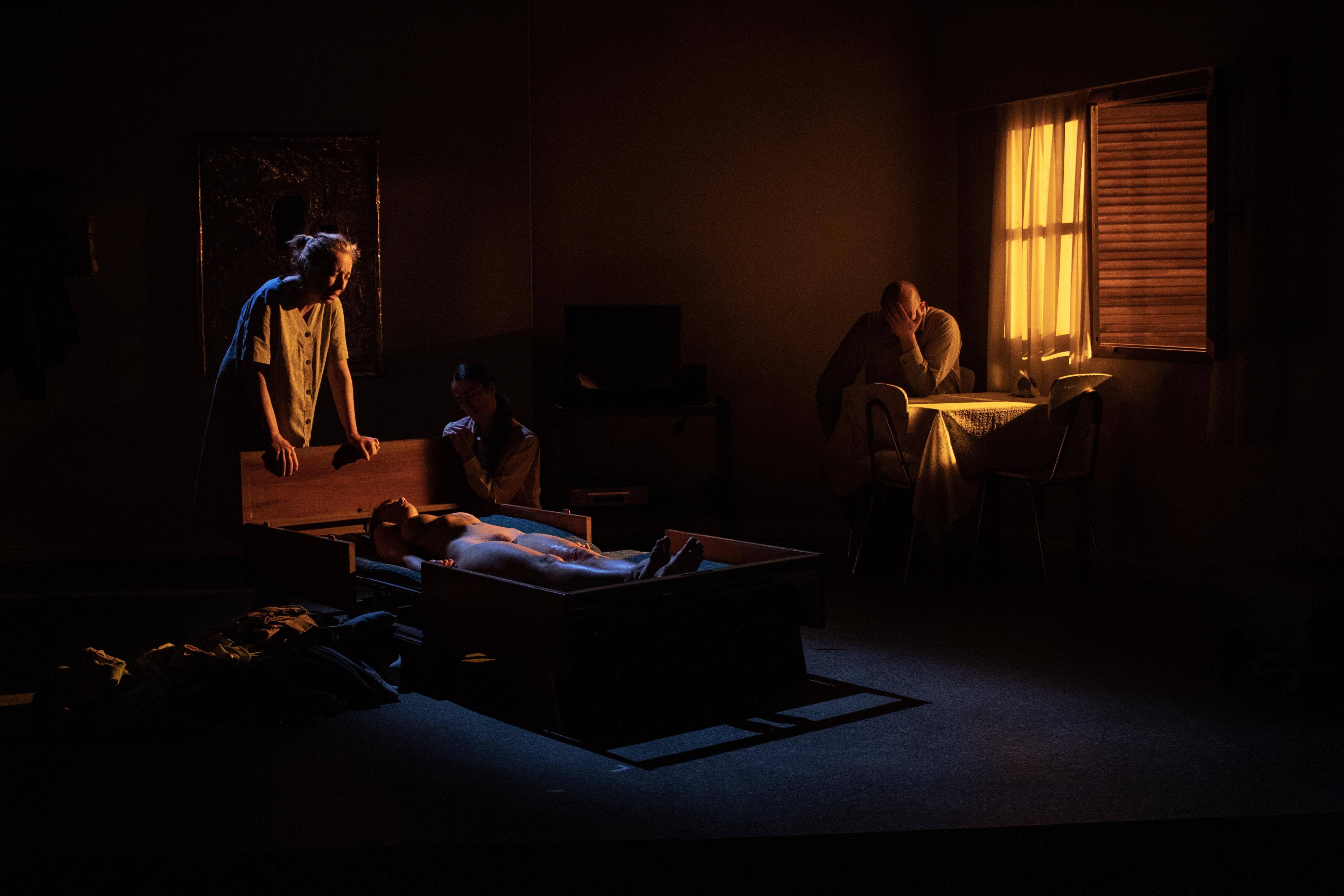 Die Inszenierung „Goodbye, Lindita“ in der Regie von Mario Banushi thematisiert den Tod ganz ohne Sprache. Foto Theofilos Tsimas