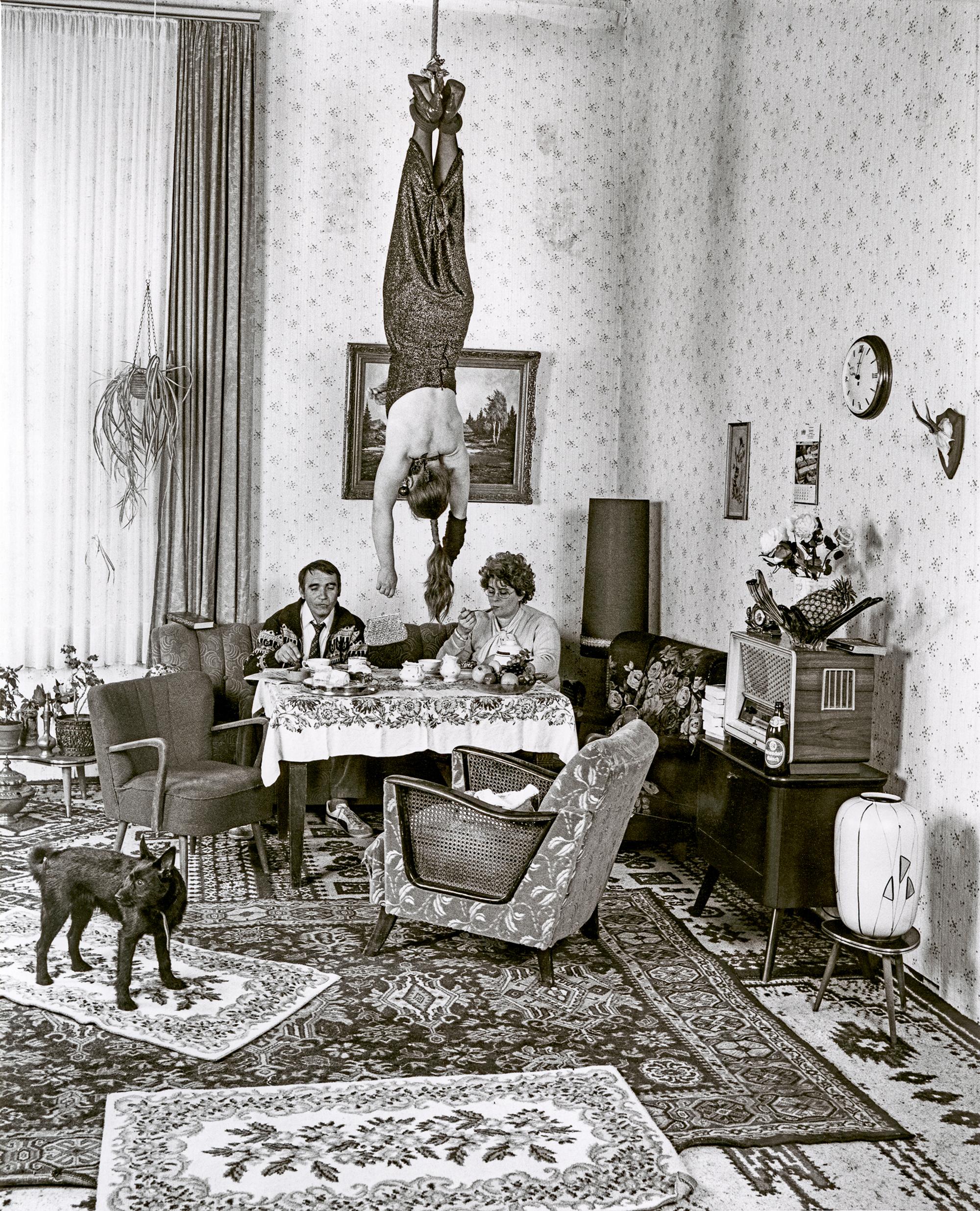 Ohne Titel. Projekt von Angie Hiesl und C. Viktor Dahmen. Outdoor – Kölnischer Kunstverein – 1986. Abgebildete Performerin hängend: Angie Hiesl