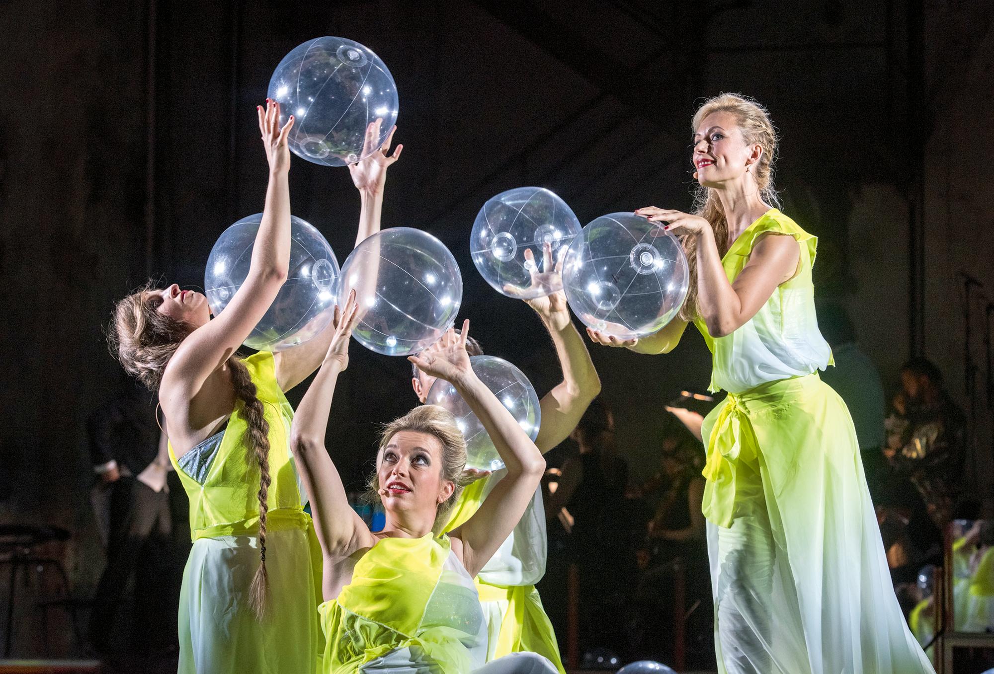 Zu dem Essay von Ulrike Haß: „Kein Licht.“ von Elfriede Jelinek. Regie Nicolas Stemann, Bühne Katrin Nottrodt, Kostüm Marysol del Castillo, Komposition Philippe Manoury, Musikalische Leitung Julien Leroy, Video Claudia Lehmann, Licht Rainer Casper, Computer Music Design IRCAM Thomas Goepfer, Dramaturgie Benjamin von Blomberg bei der Ruhrtriennale 2017