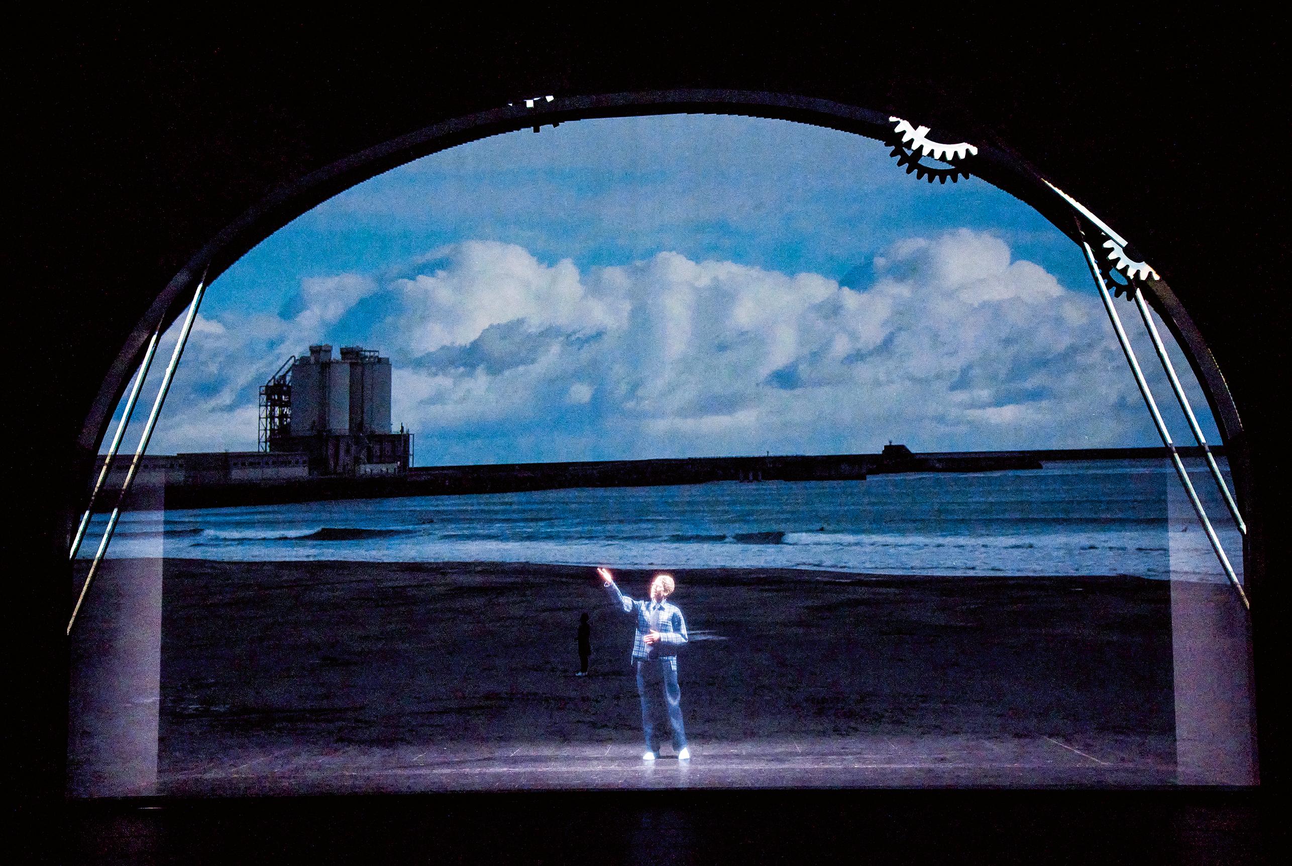 Menschliche Hybris als hybrides Theater: Llewellyn Reichman in „Der unsichtbare Reaktor“ von Nis-Momme Stockmann, Regie Jan-Christoph Gockel am Staatstheater Nürnberg.