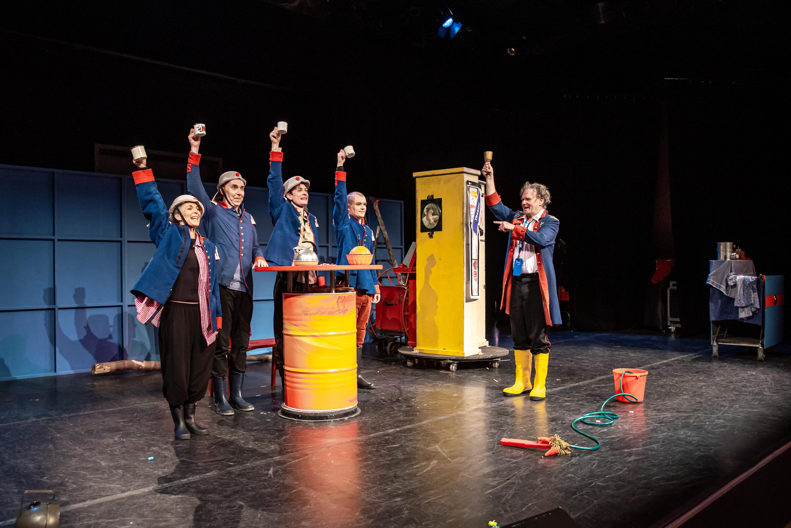 „Bei der Feuerwehr wird der Kaffee kalt“, Regie und Ausstattung Jan Mixsa an den Uckermärkischen Bühnen Schwedt. Foto Udo Krause