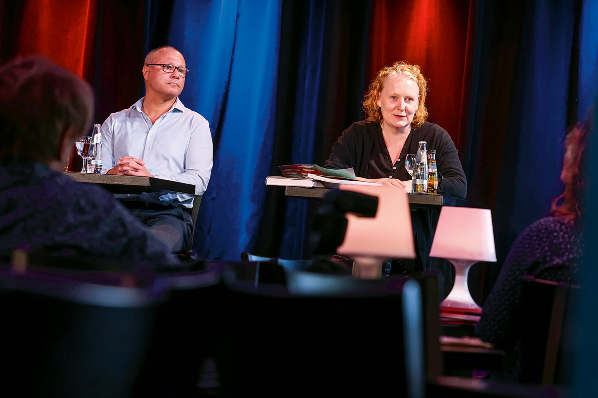 Intendant Daniel Ris und Chefdramaturgin Karoline Felsmann bei der Pressekonferenz am Anfang der Spielzeit 2024/25