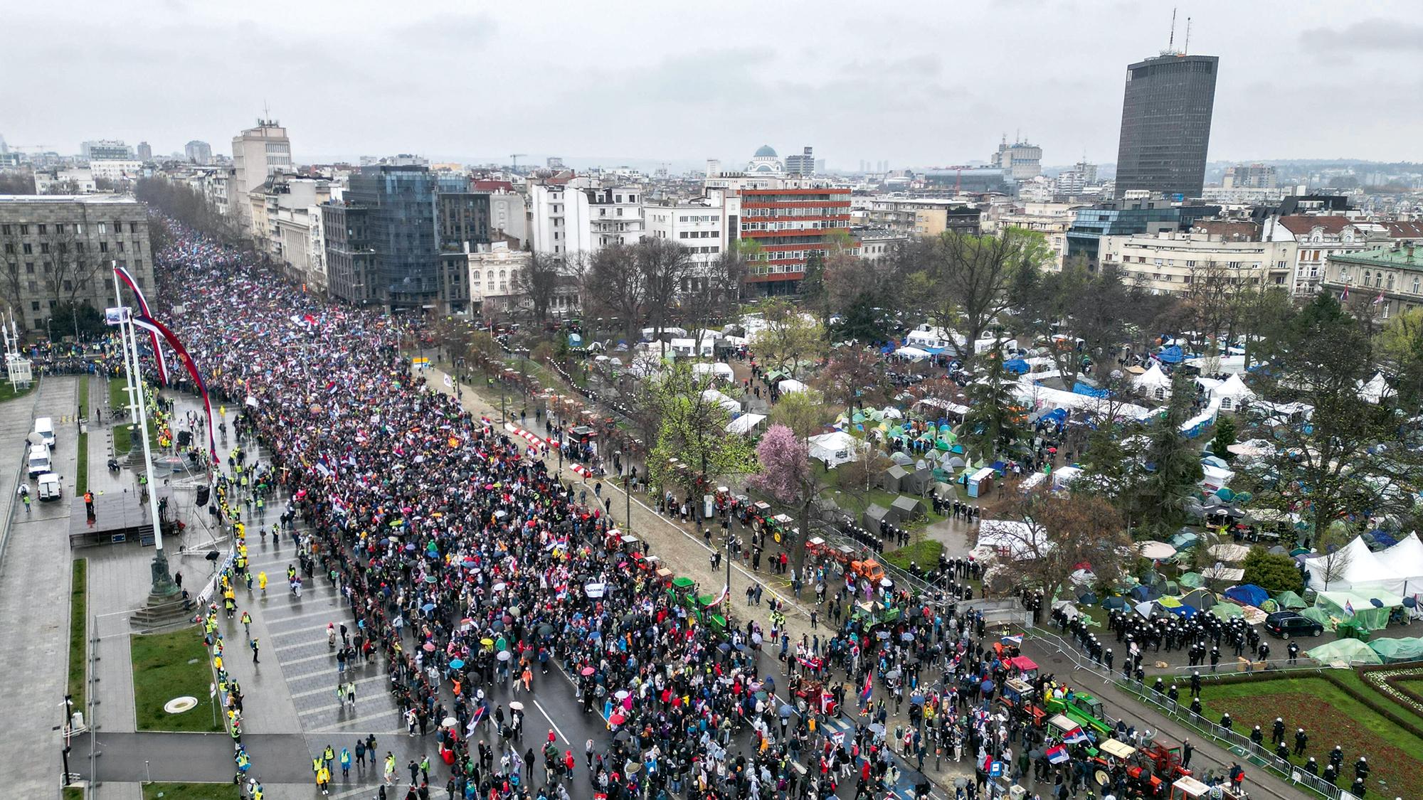 Demonstrant:innen versammeln sich vor dem serbischen Parlament während einer großen Anti-Korruptions-Kundgebung von Universitätsstudenten in Belgrad, Serbien