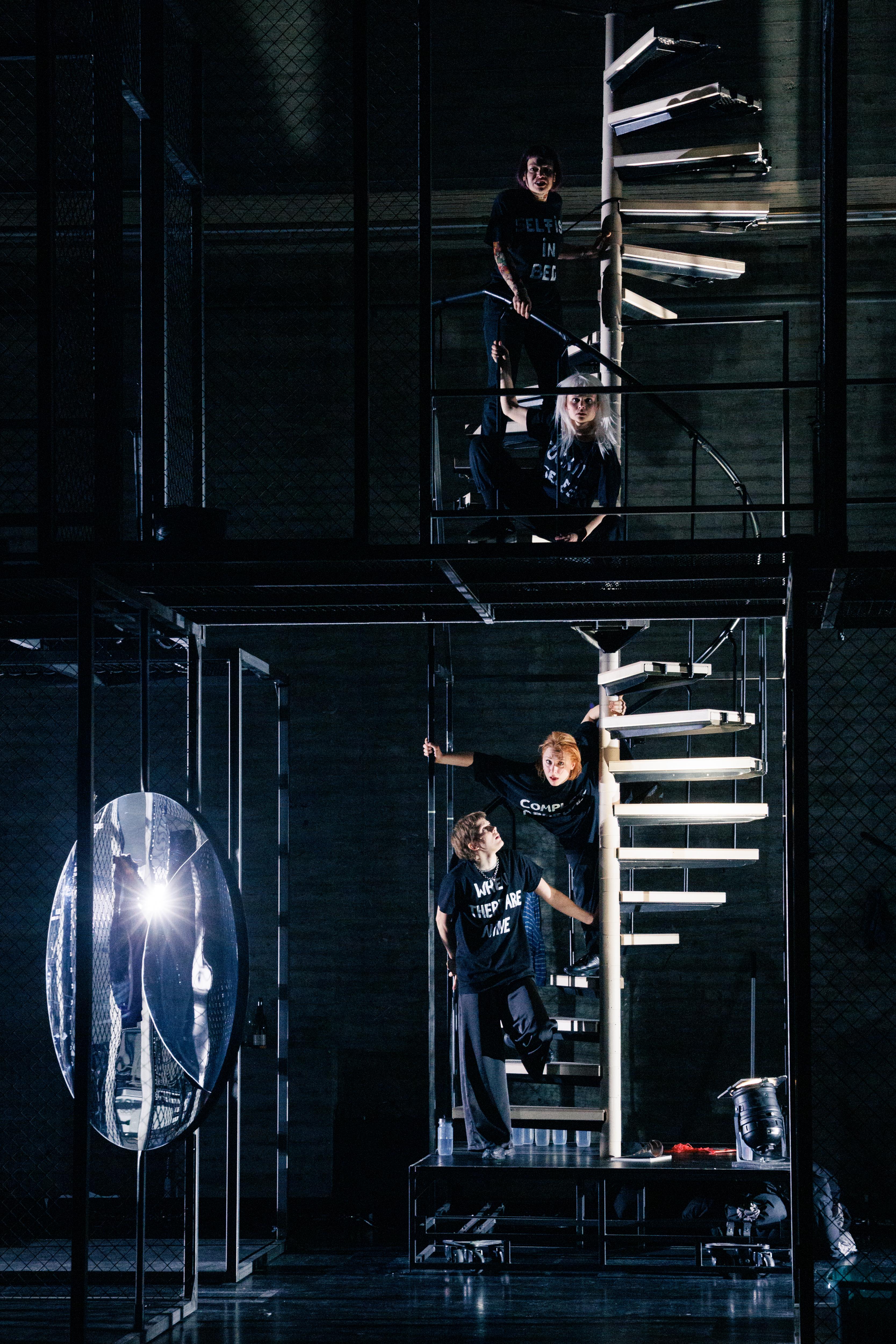 Starke Frauenporträts in der Karlsruher Inszenierung „Die Wut, die bleibt“ von Mareike Fallwickl in der Regie von Brit Bartkowiak. Foto Felix Grüschloß